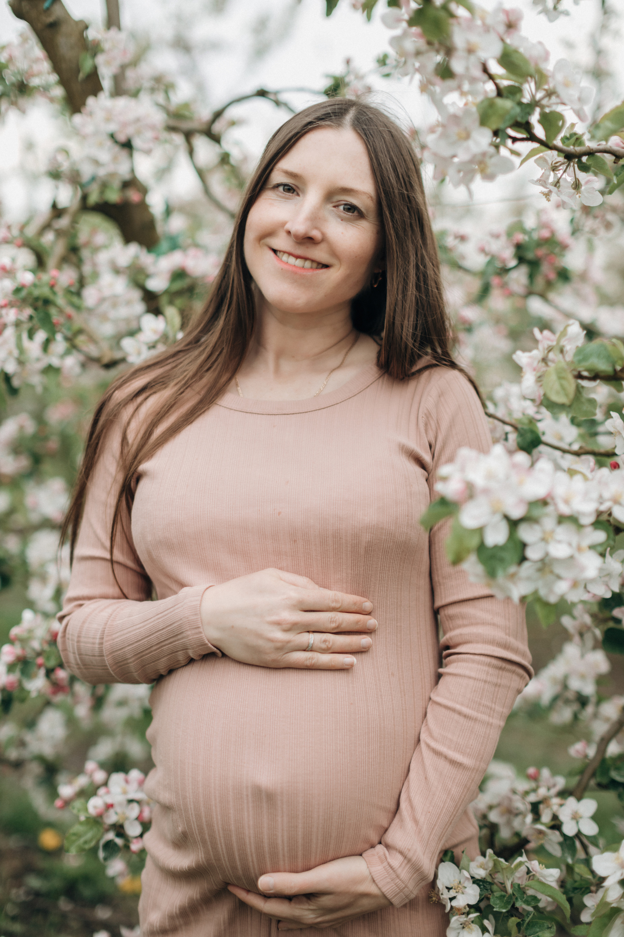 Babybauch-Fotoshooting in den blühenden Apfelplantagen des Alten Landes. Maria Chistyakovа — Fotografin in Karlsruhe, Baden-Baden und Umgebung