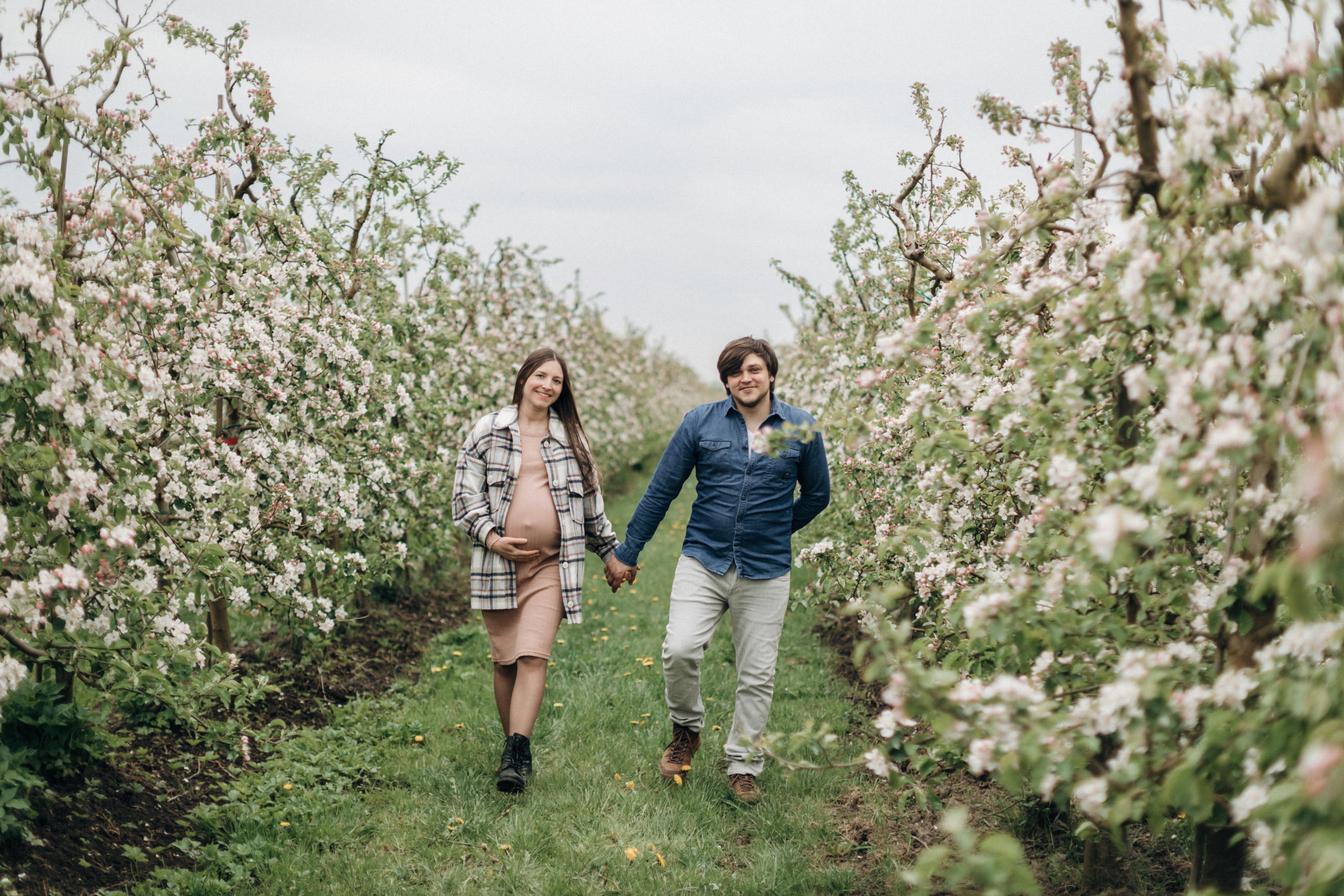 Babybauch-Fotoshooting in den blühenden Apfelplantagen des Alten Landes. Maria Chistyakovа — Fotografin in Karlsruhe, Baden-Baden und Umgebung