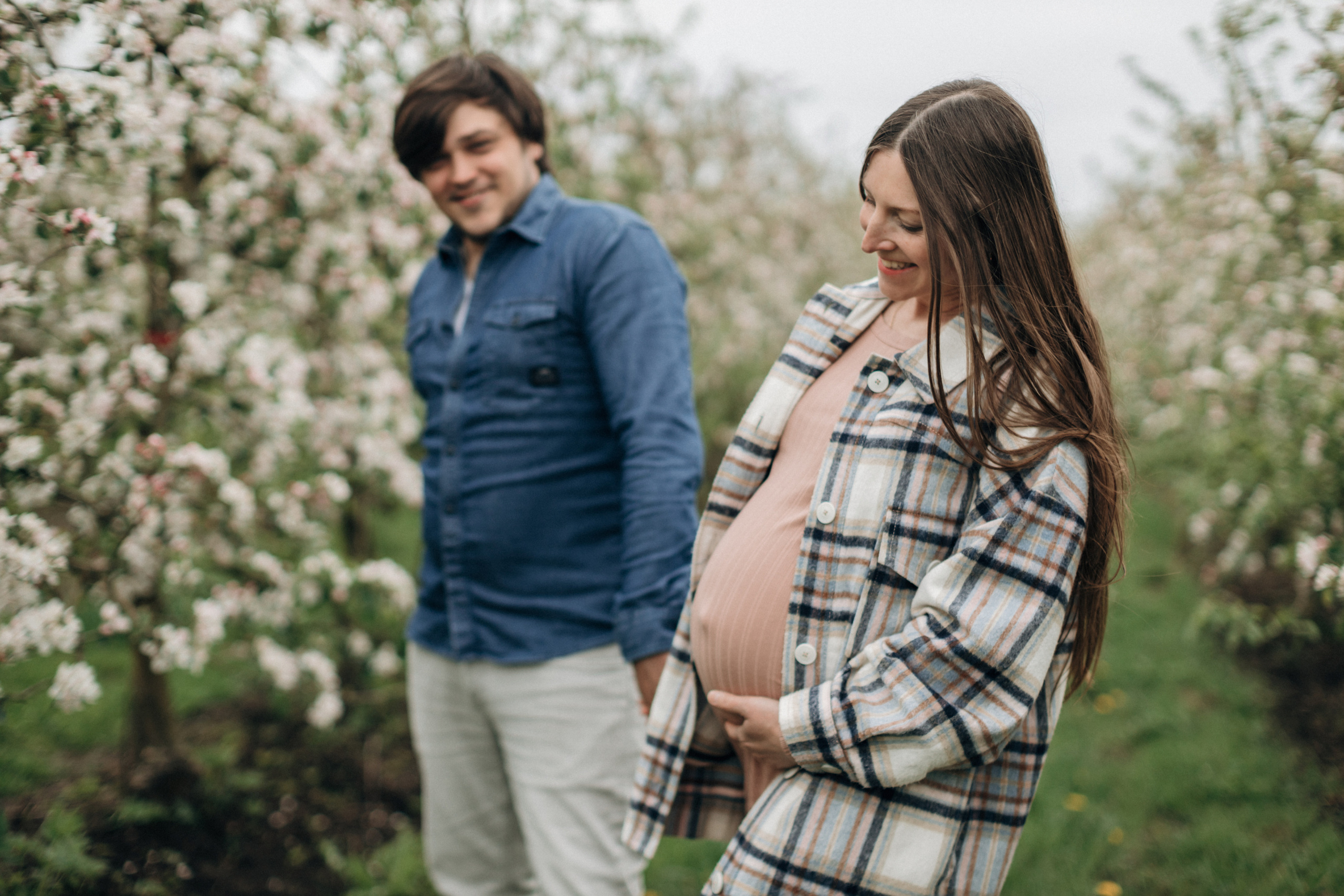 Babybauch-Fotoshooting in den blühenden Apfelplantagen des Alten Landes. Maria Chistyakovа — Fotografin in Karlsruhe, Baden-Baden und Umgebung