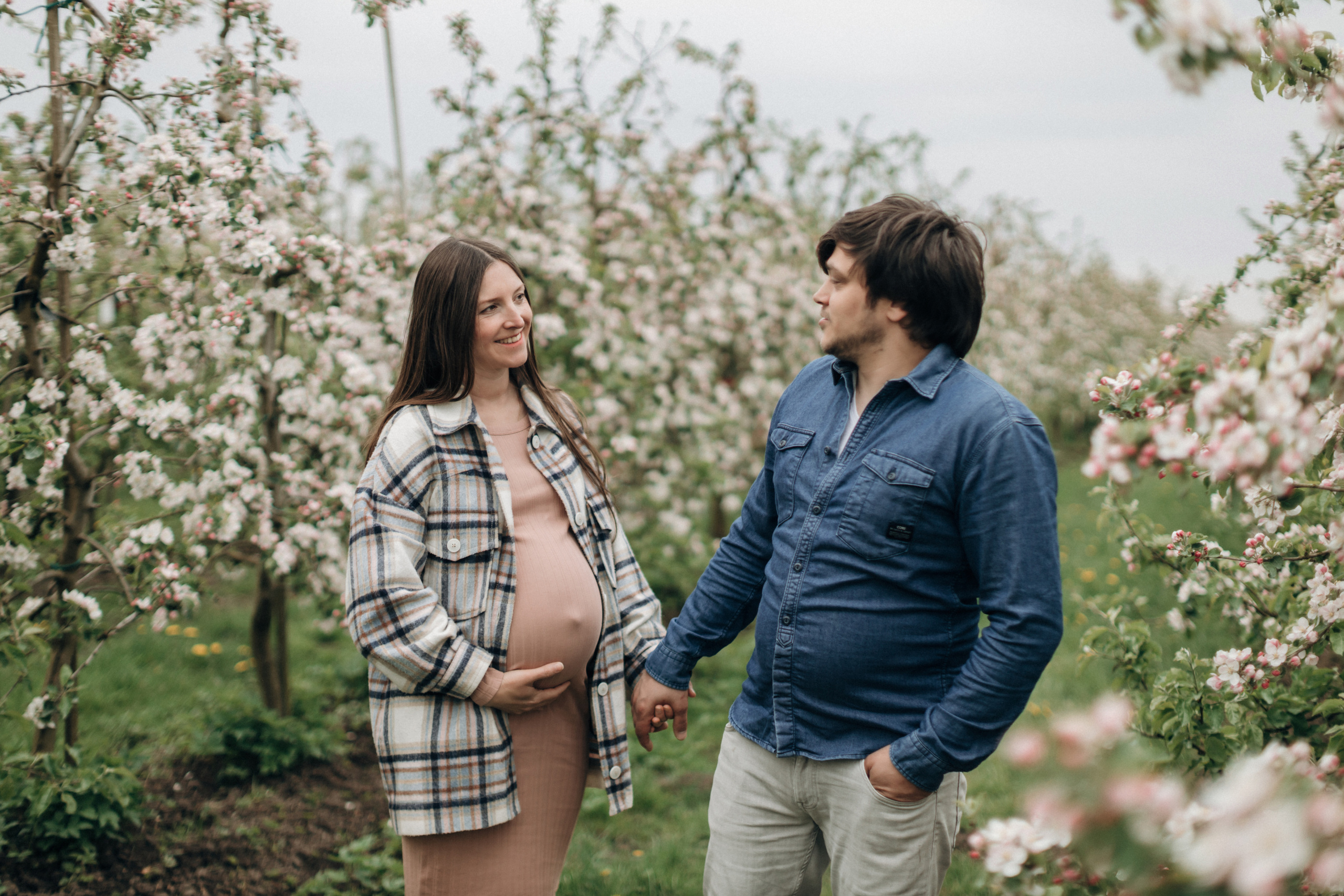 Babybauch-Fotoshooting in den blühenden Apfelplantagen des Alten Landes. Maria Chistyakovа — Fotografin in Karlsruhe, Baden-Baden und Umgebung