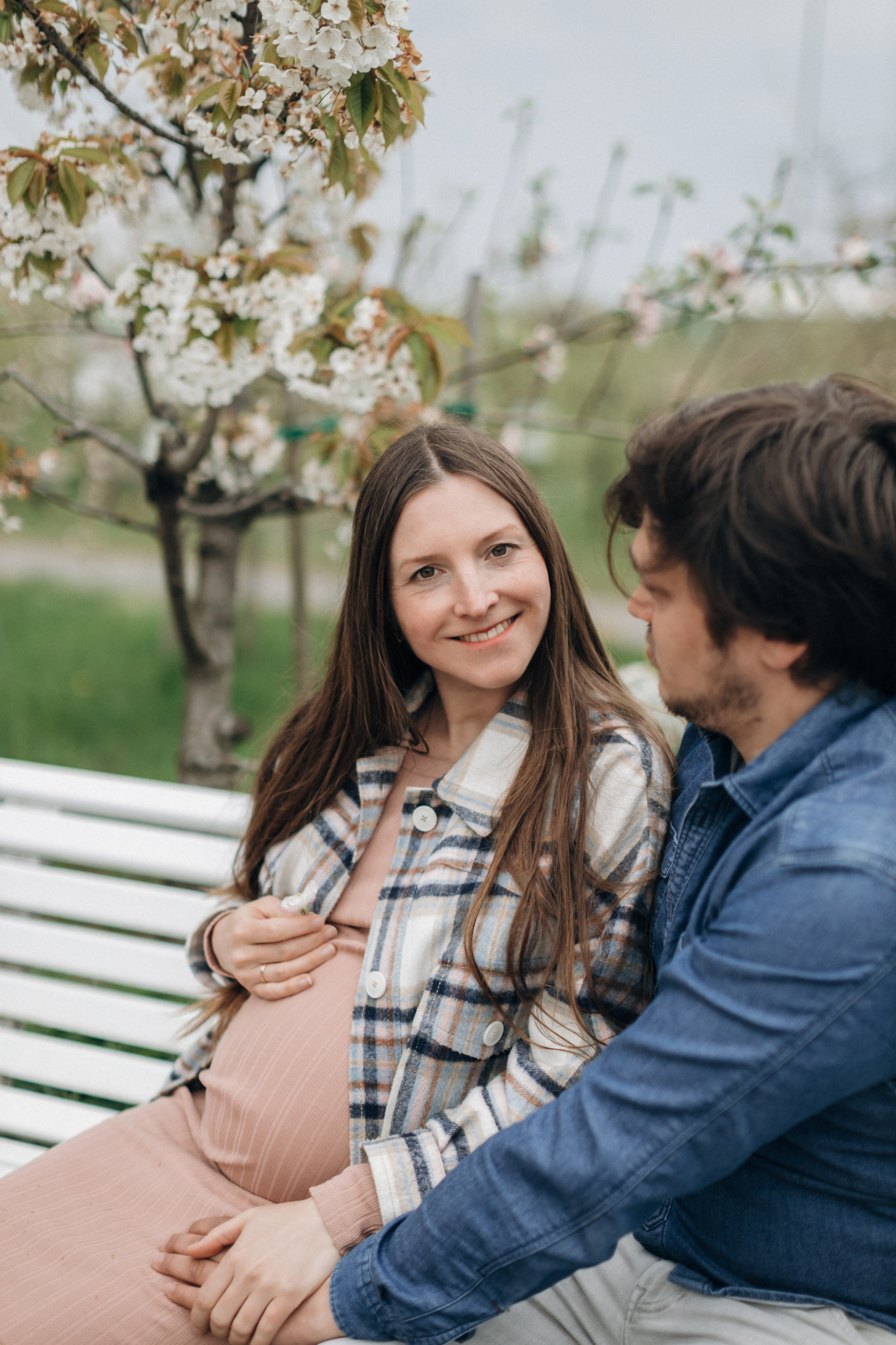 Babybauch-Fotoshooting in den blühenden Apfelplantagen des Alten Landes. Maria Chistyakovа — Fotografin in Karlsruhe, Baden-Baden und Umgebung