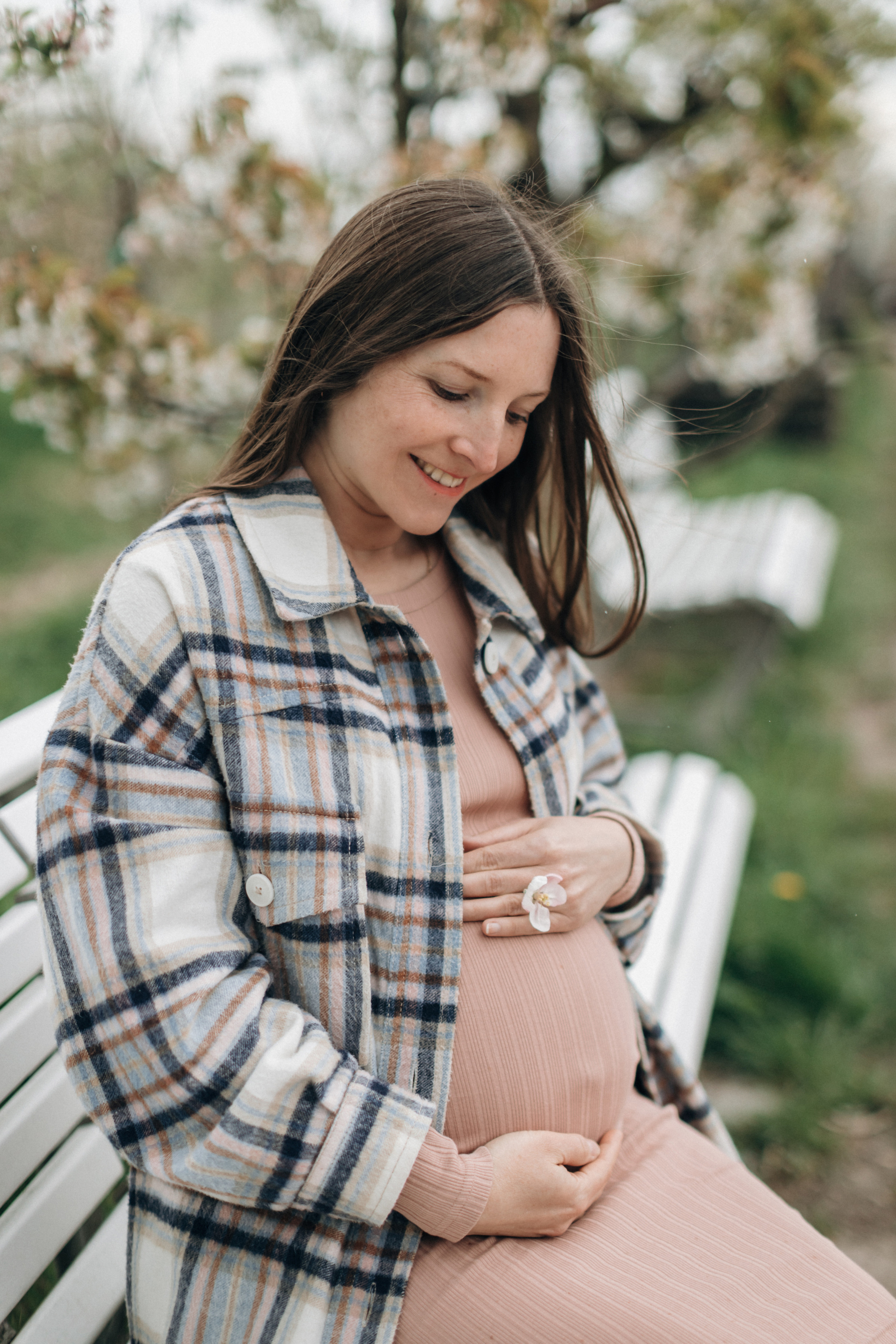 Babybauch-Fotoshooting in den blühenden Apfelplantagen des Alten Landes. Maria Chistyakovа — Fotografin in Karlsruhe, Baden-Baden und Umgebung
