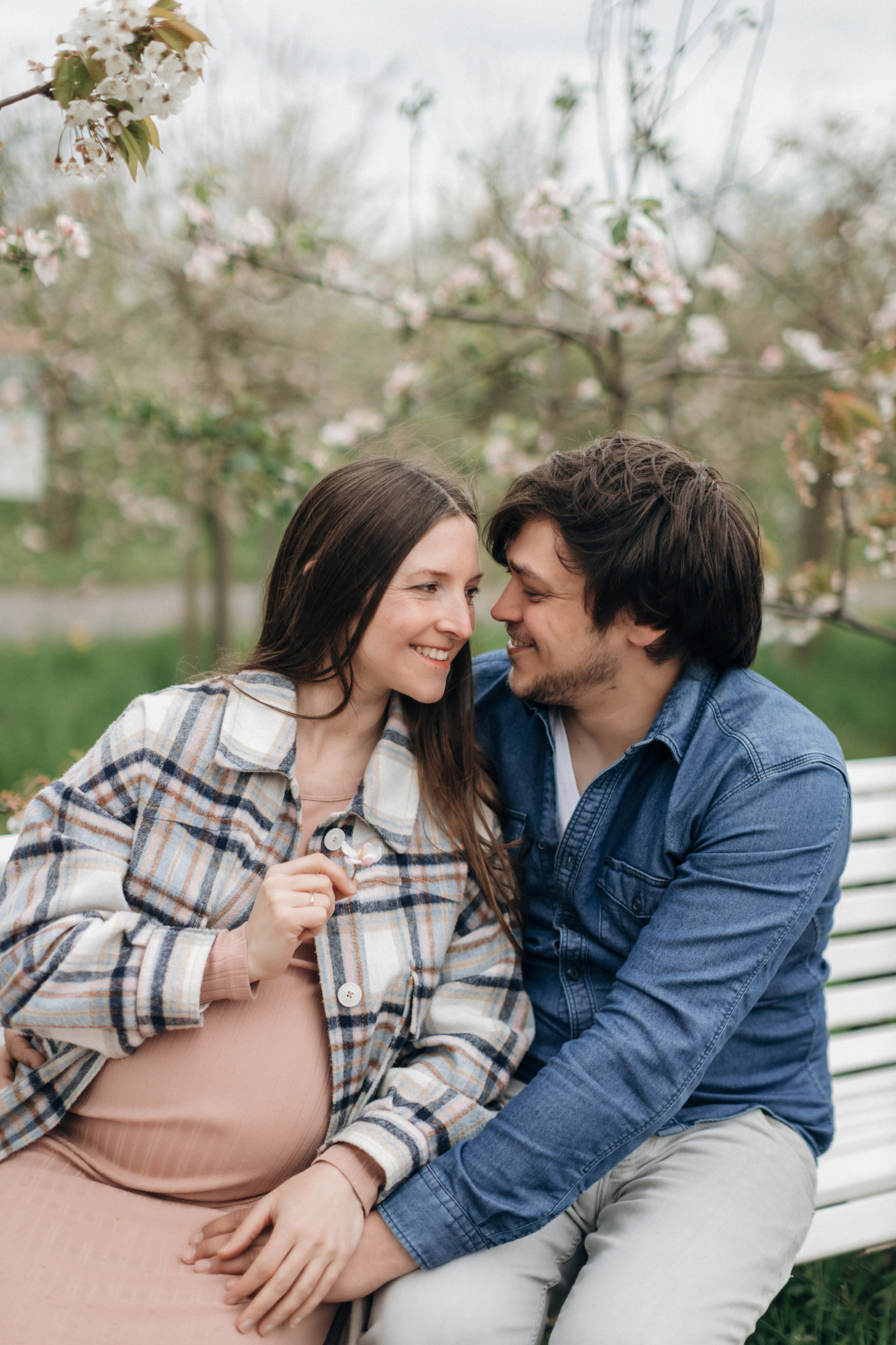 Babybauch-Fotoshooting in den blühenden Apfelplantagen des Alten Landes. Maria Chistyakovа — Fotografin in Karlsruhe, Baden-Baden und Umgebung