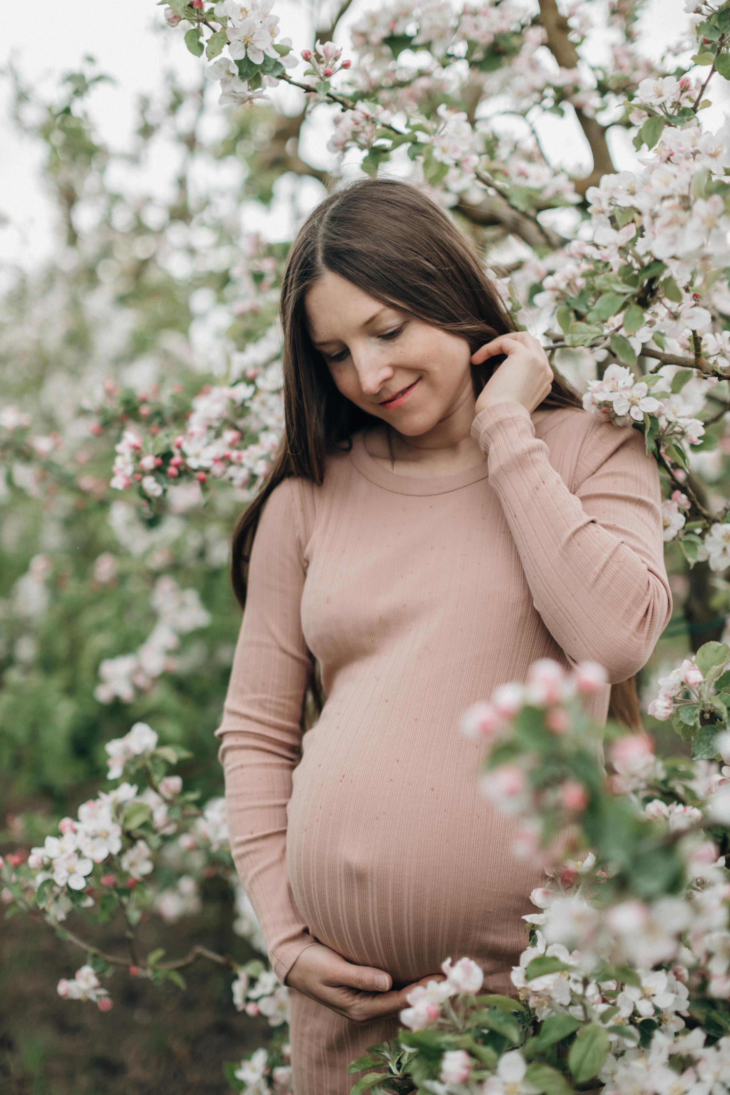 Babybauch-Fotoshooting in den blühenden Apfelplantagen des Alten Landes. Maria Chistyakovа — Fotografin in Karlsruhe, Baden-Baden und Umgebung