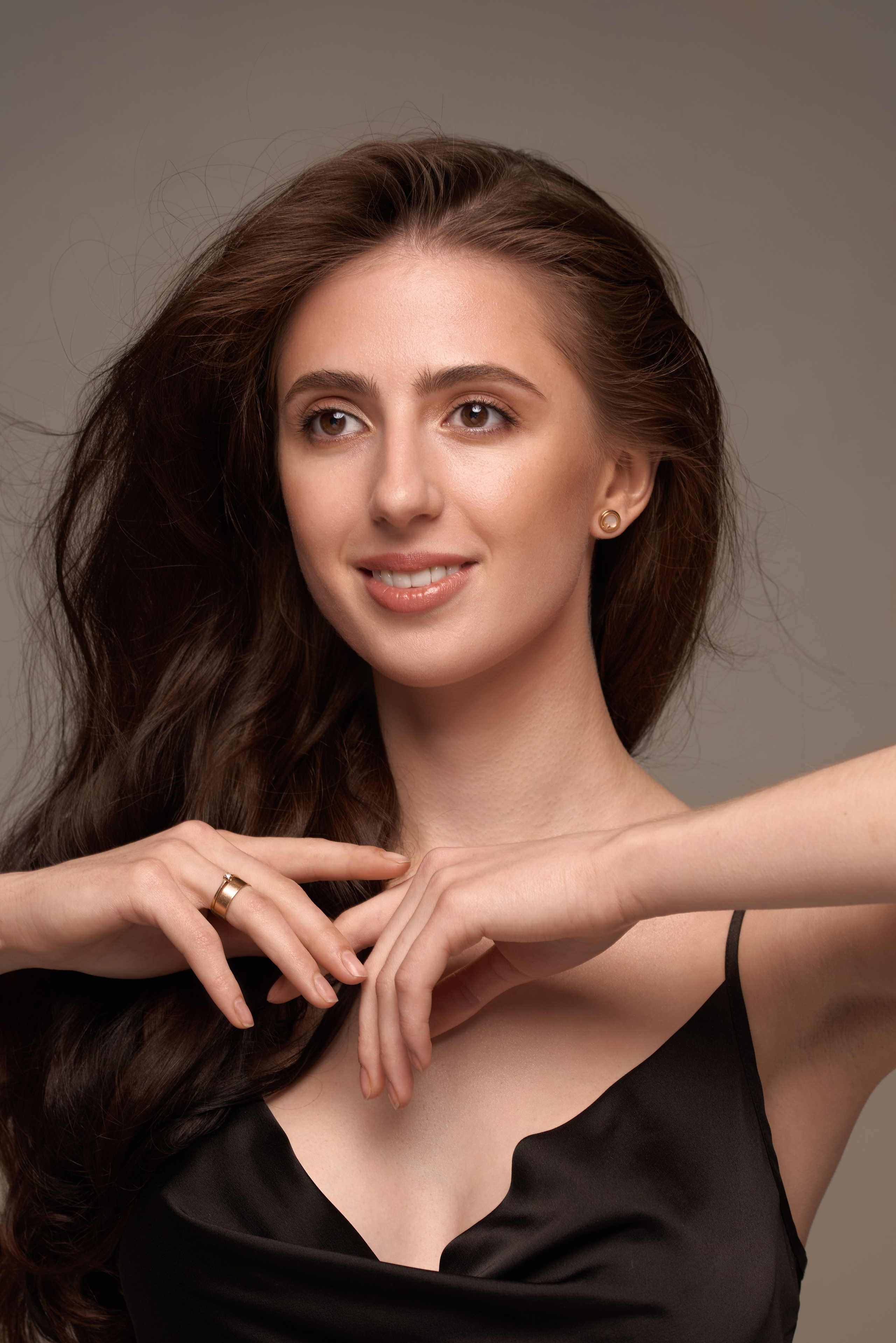 Zmysłowa fotografia portretowa – kobieta w czarnej sukience na minimalistycznym tle, ekskluzywna sesja zdjęciowa