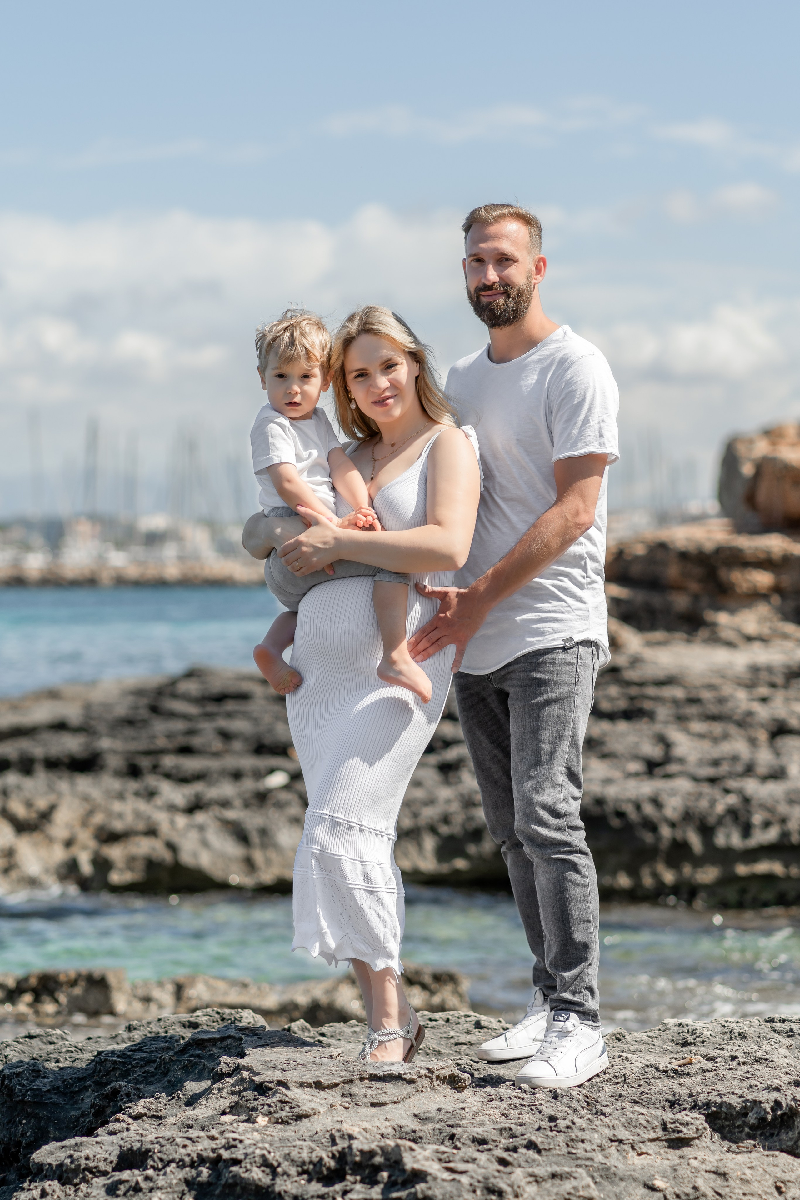 Babybauch-Shooting am Meer auf Mallorca mit Familie. Deine Fotografin auf Mallorca für Familien und Business