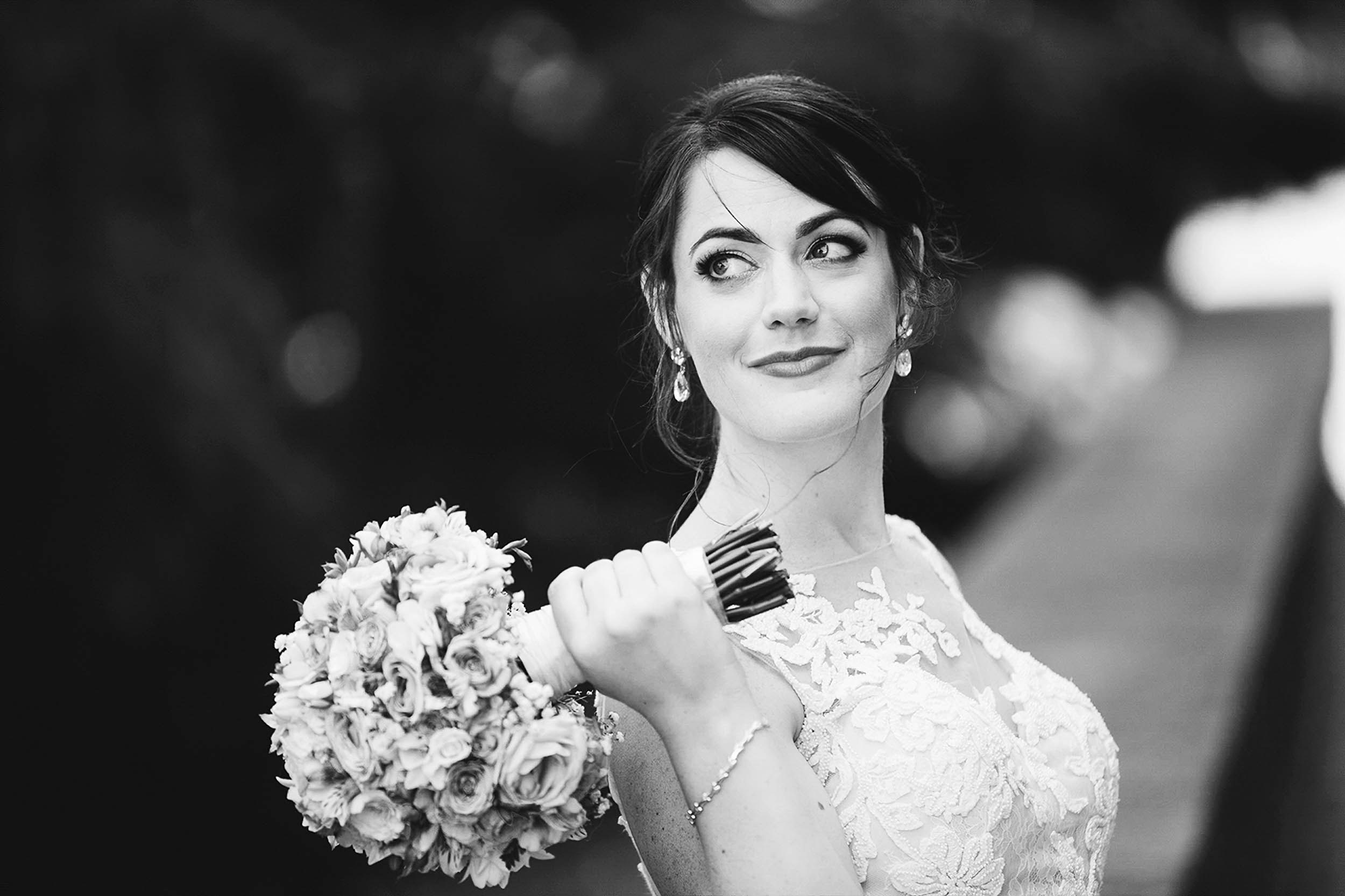 Fotografija portreta mlade sa bidermajerom u ruci, zrači lepotom i nežnošću