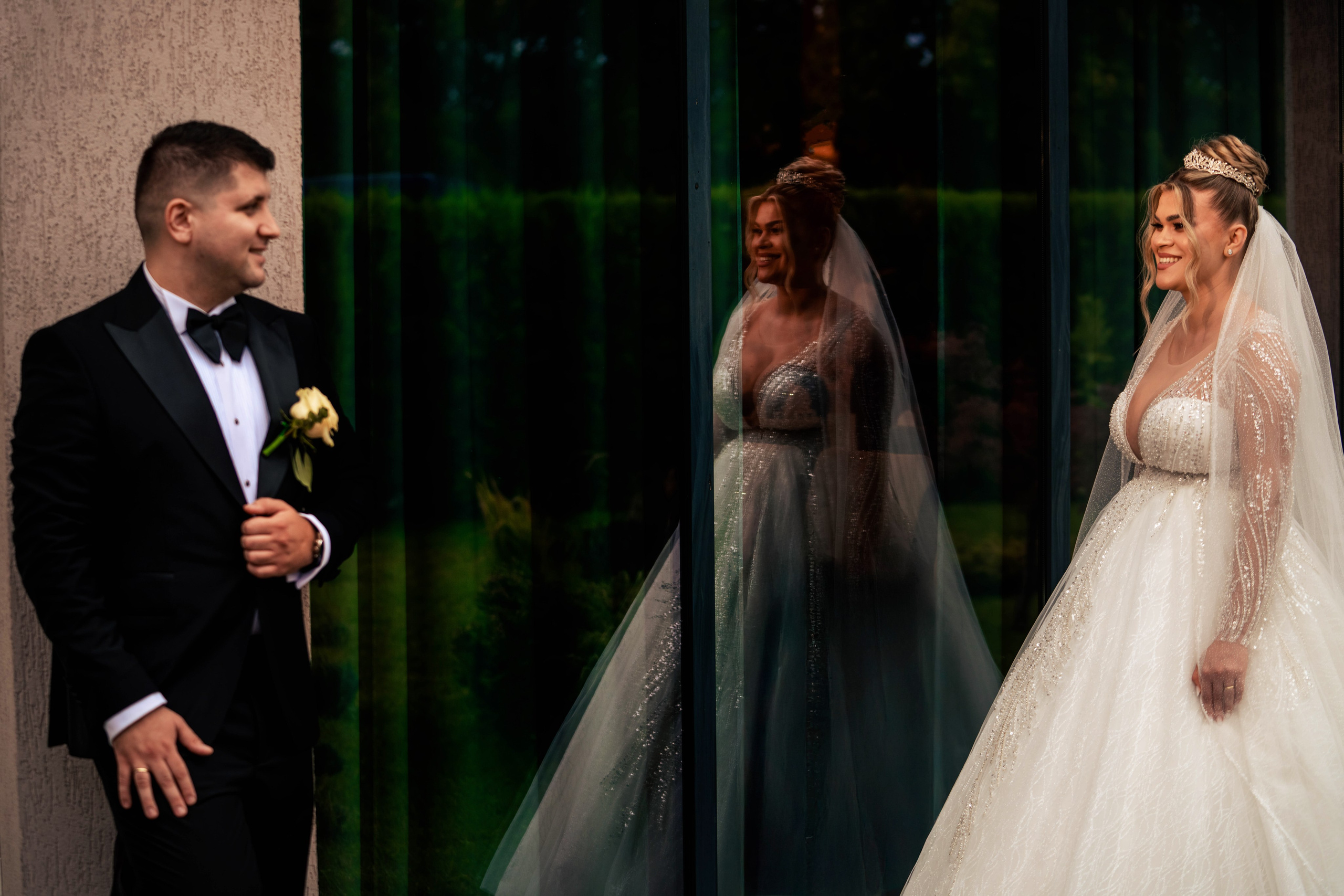 Andreea, Damian si Aris. Acasă