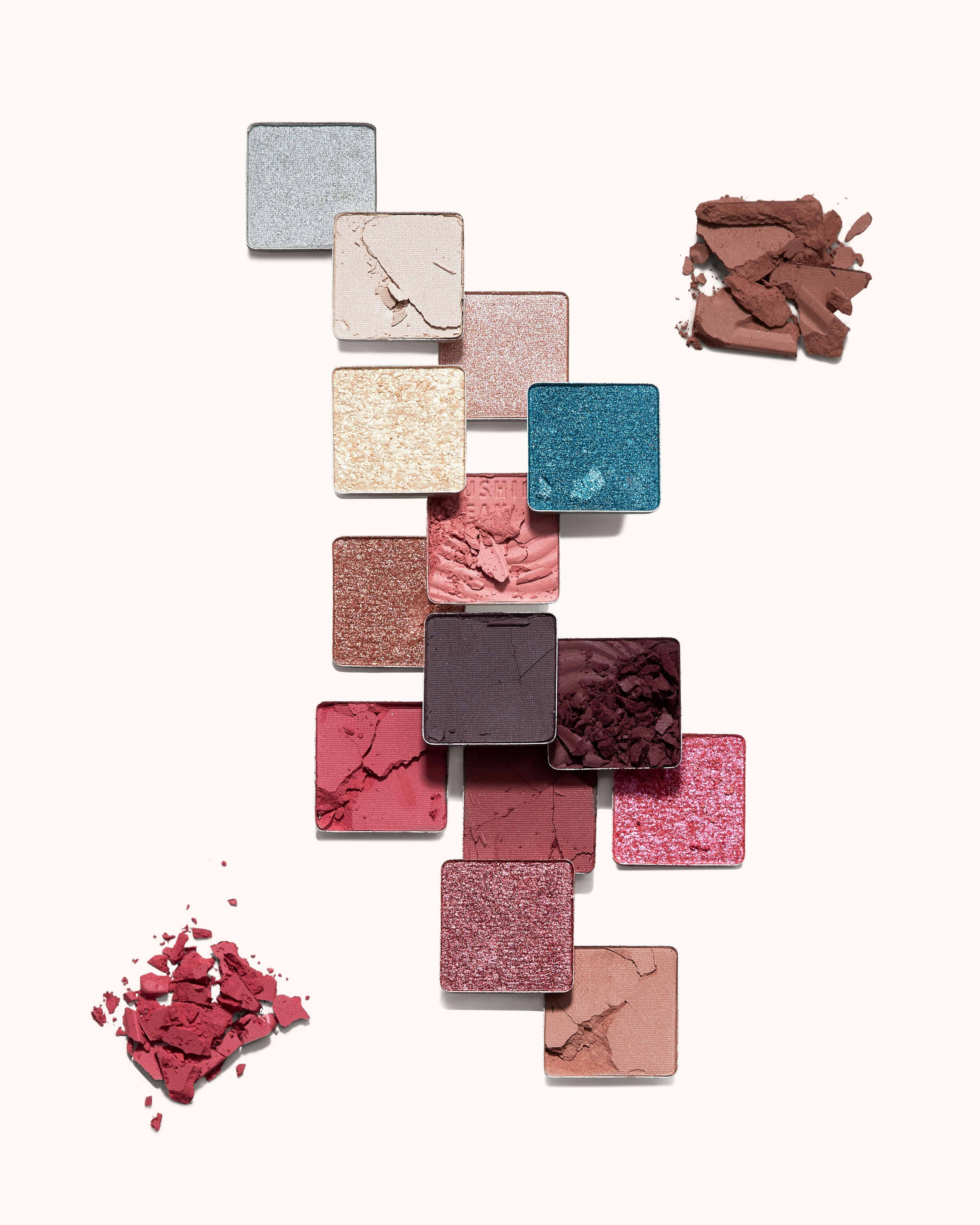 Professionelles Produktfoto von Lidschatten, kreative Aufnahme zeigt Farbpalette und Texturen