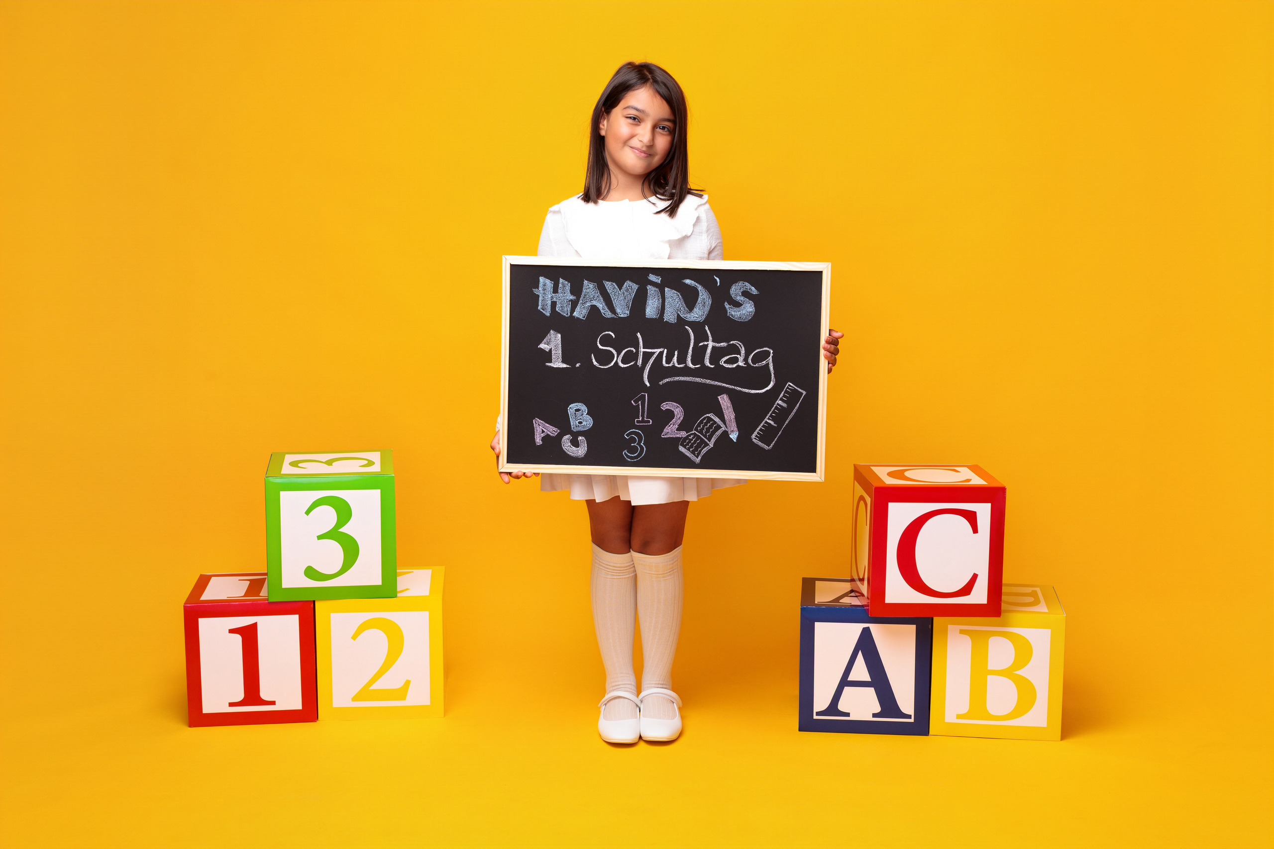 Paarshooting Hockenheim – glückliches junges Paar kuschelt im Fotostudio, LAV Fotostudio