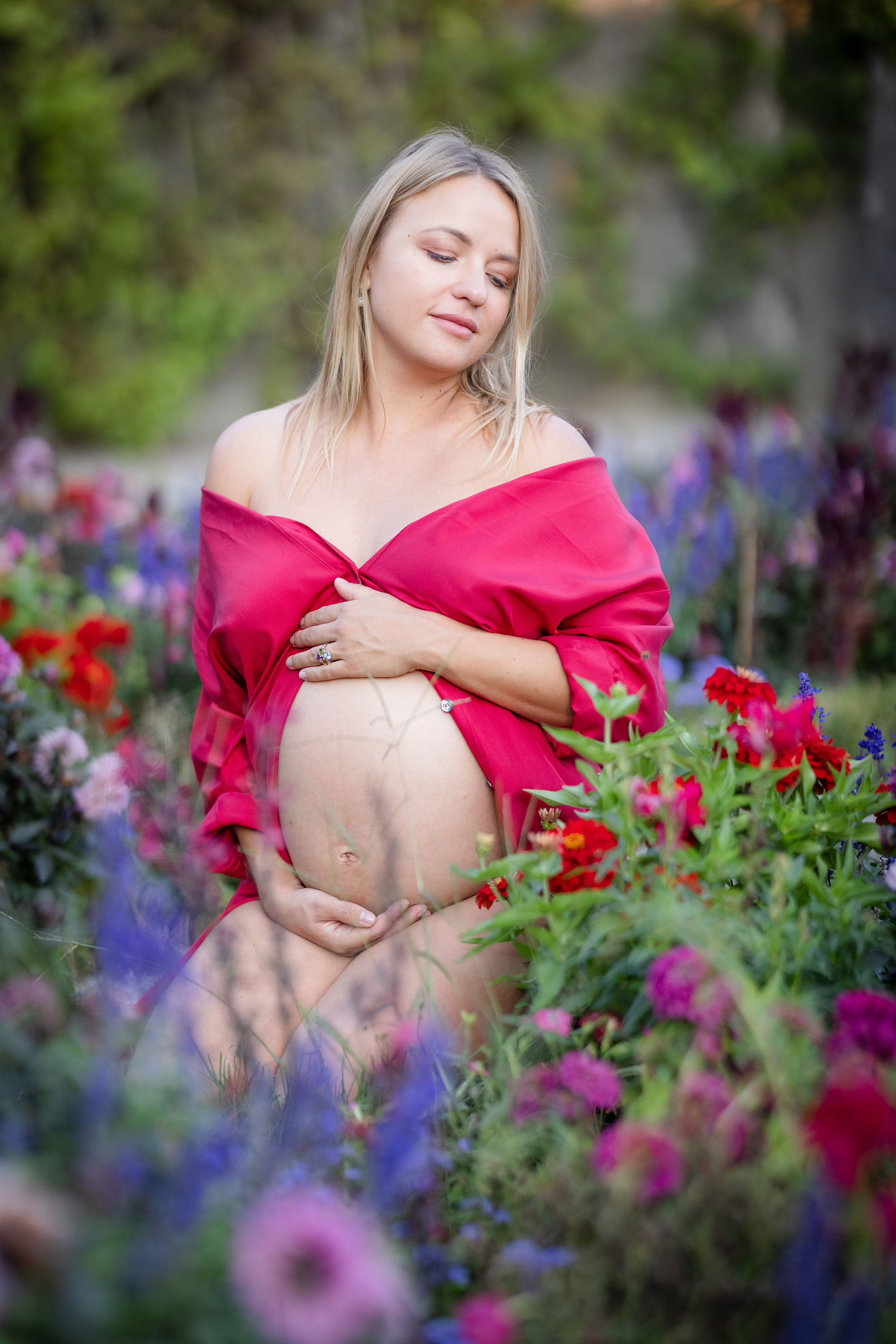 Raisa in secret garden. Family photographer Zurich & Switzerland Daria Moore