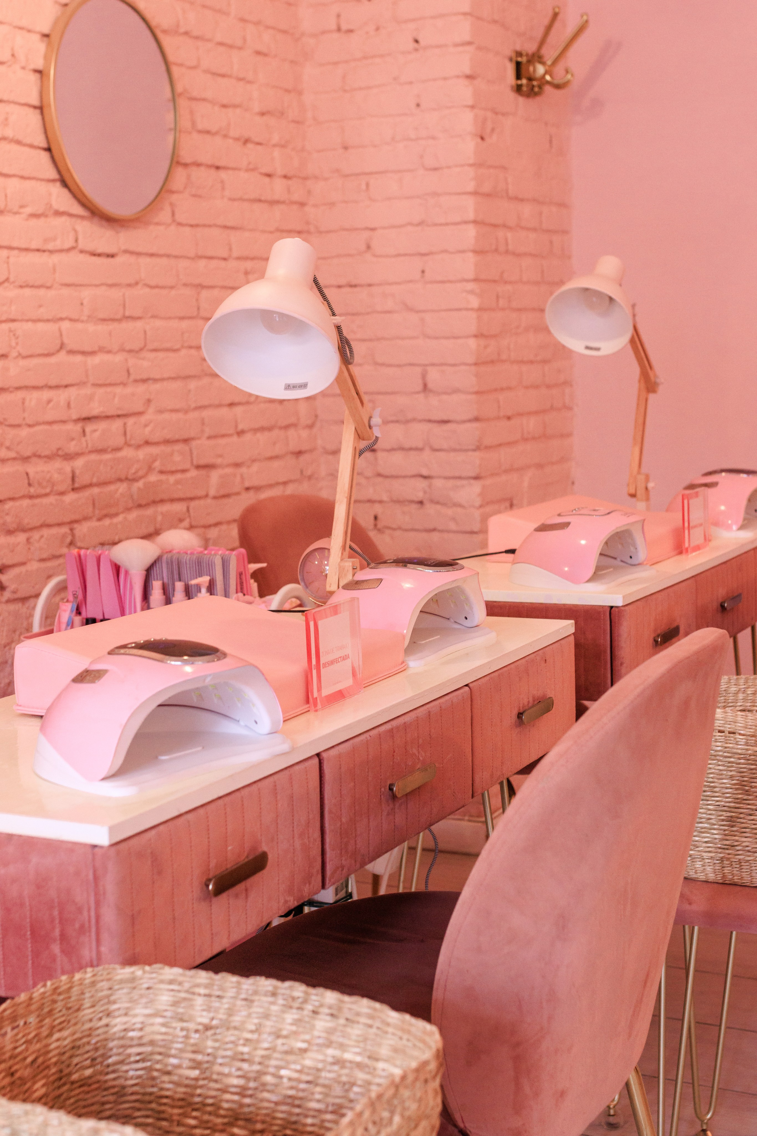 Salón de uñas. Fotógrafo de retrato, familia y reportajes en Valencia | España | Europa Vitalii Lumier