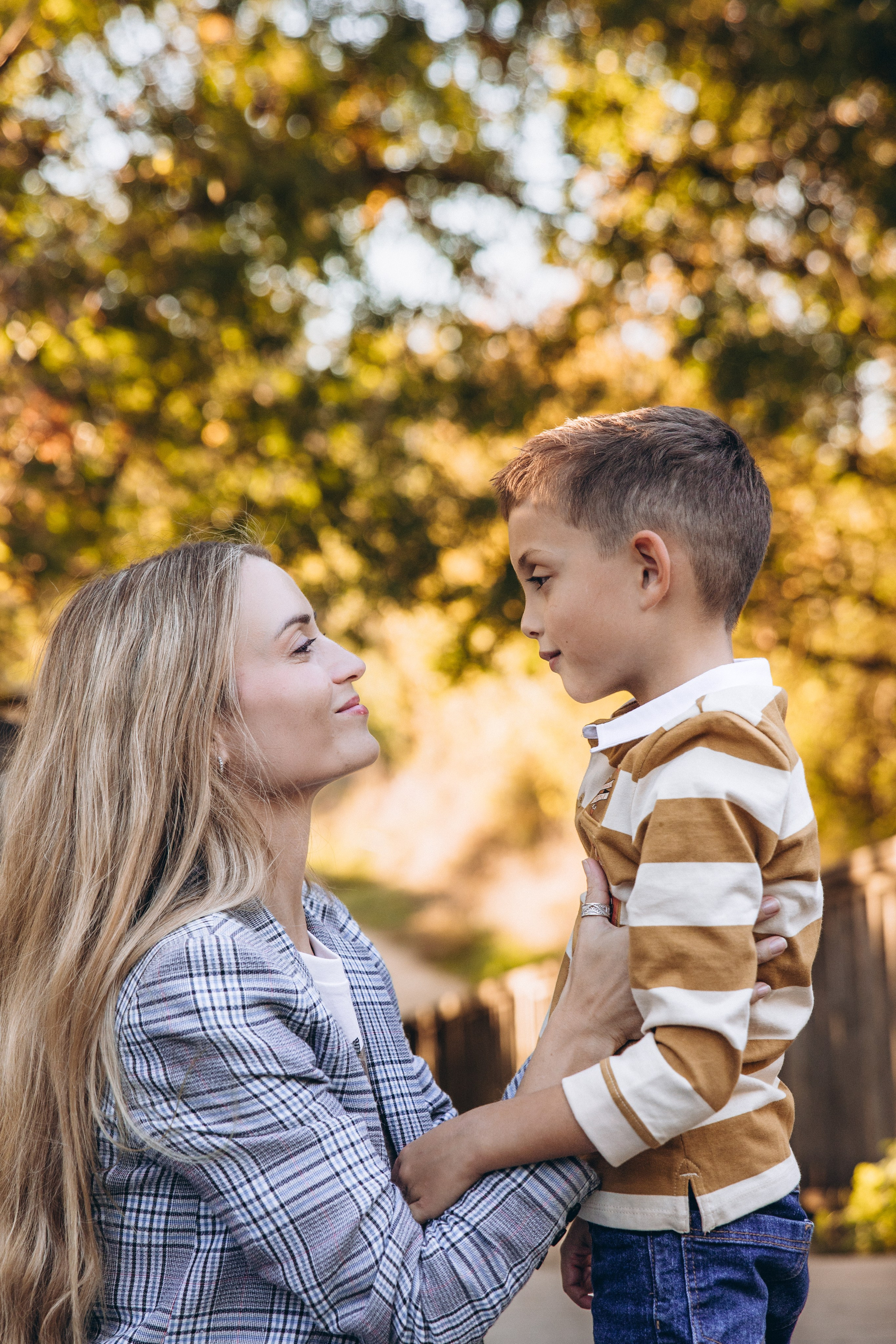 Autumn mother-son family photoshoot in Toulouse. Eugenie Smirnova — wedding, corporate and lifestyle photographer in Toulouse and Southwest France