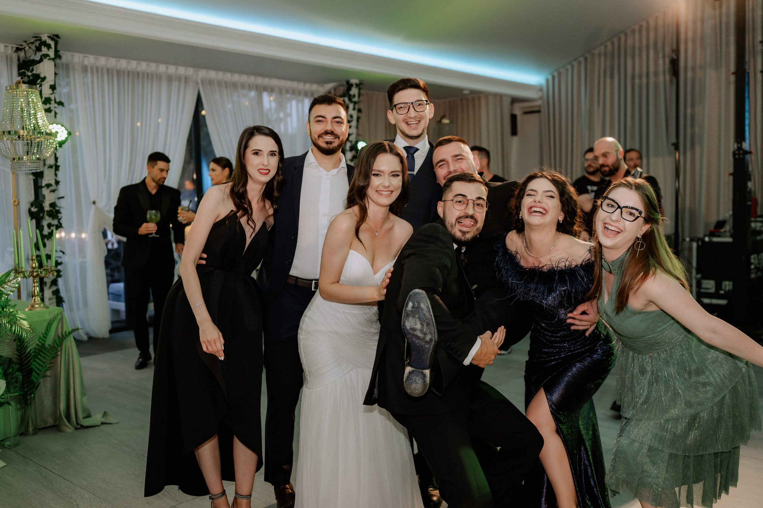 Cununie civila in aer liber , artificii de zi colorate , decor nunta , nunta la Hotel Traian. Proud Vision Weddings | Wedding Photography & Film — Servicii profesionale Foto Video Nunta Iasi