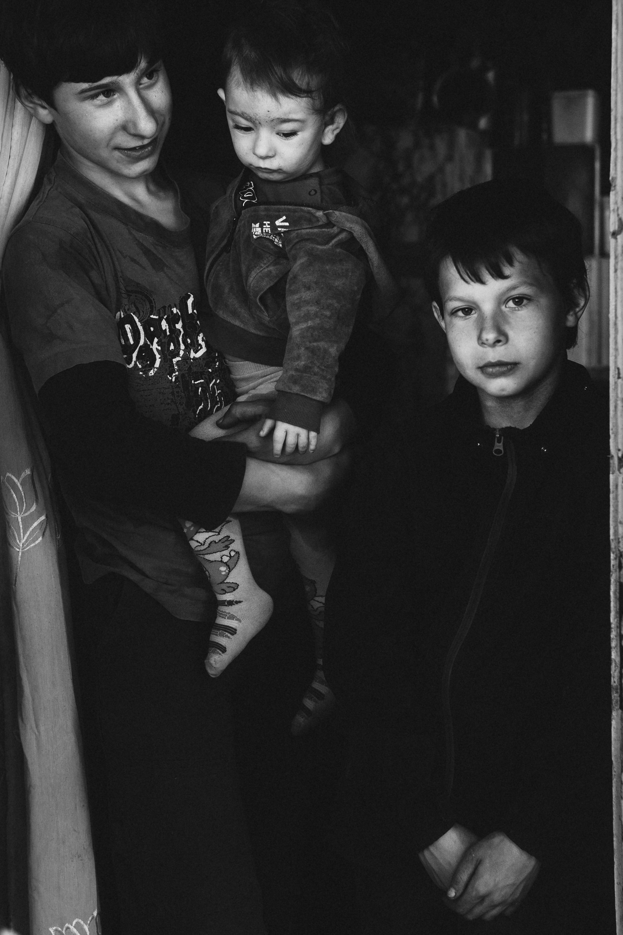 чёрно-белая социальная документальная фотография портрет дети трое бедность мальчики Фотограф в Ирландии