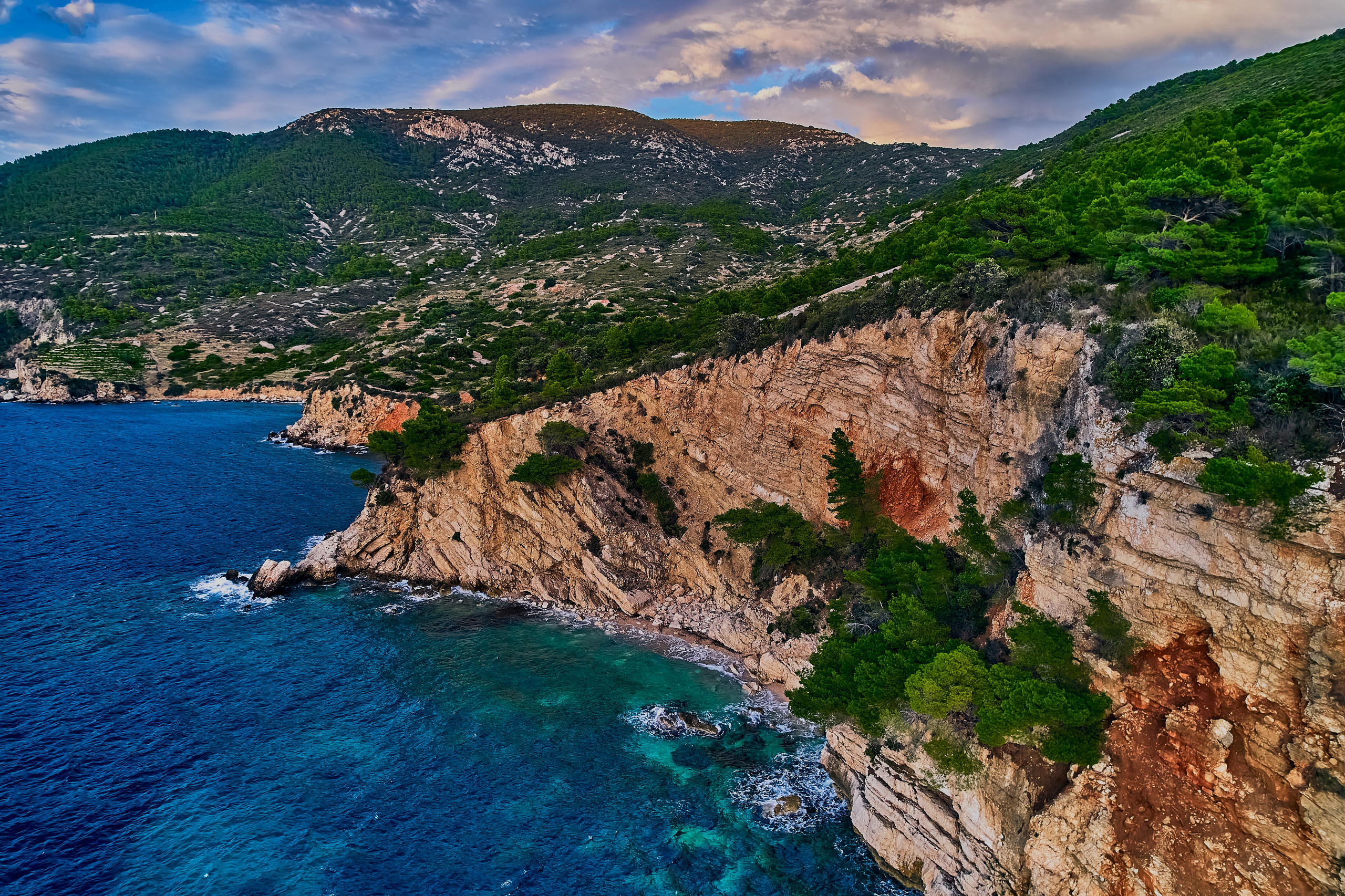 Andriej Szypiłow - fotografia i wideografia - Widok z lotu ptaka na zachód słońca w Komiży - na zachodnim brzegu pięknej i malowniczej wyspy Vis
