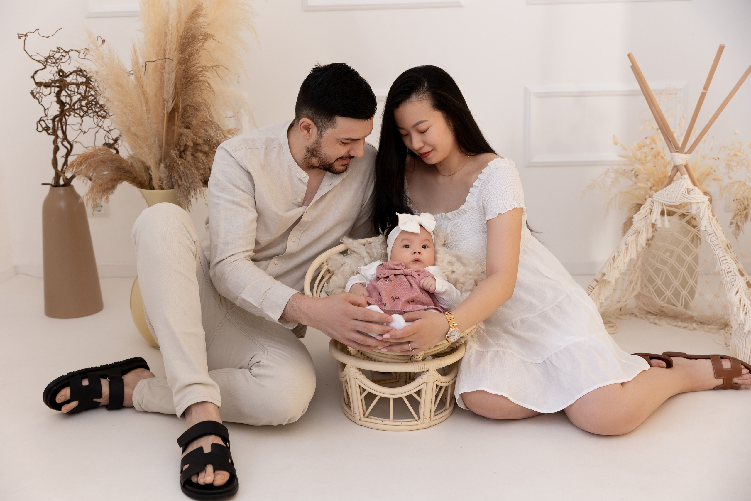 Babyshooting in Iserlohn – 9 Monate altes Kind spielt auf einer Decke, natürliche Familienfotografie bei JS Photography