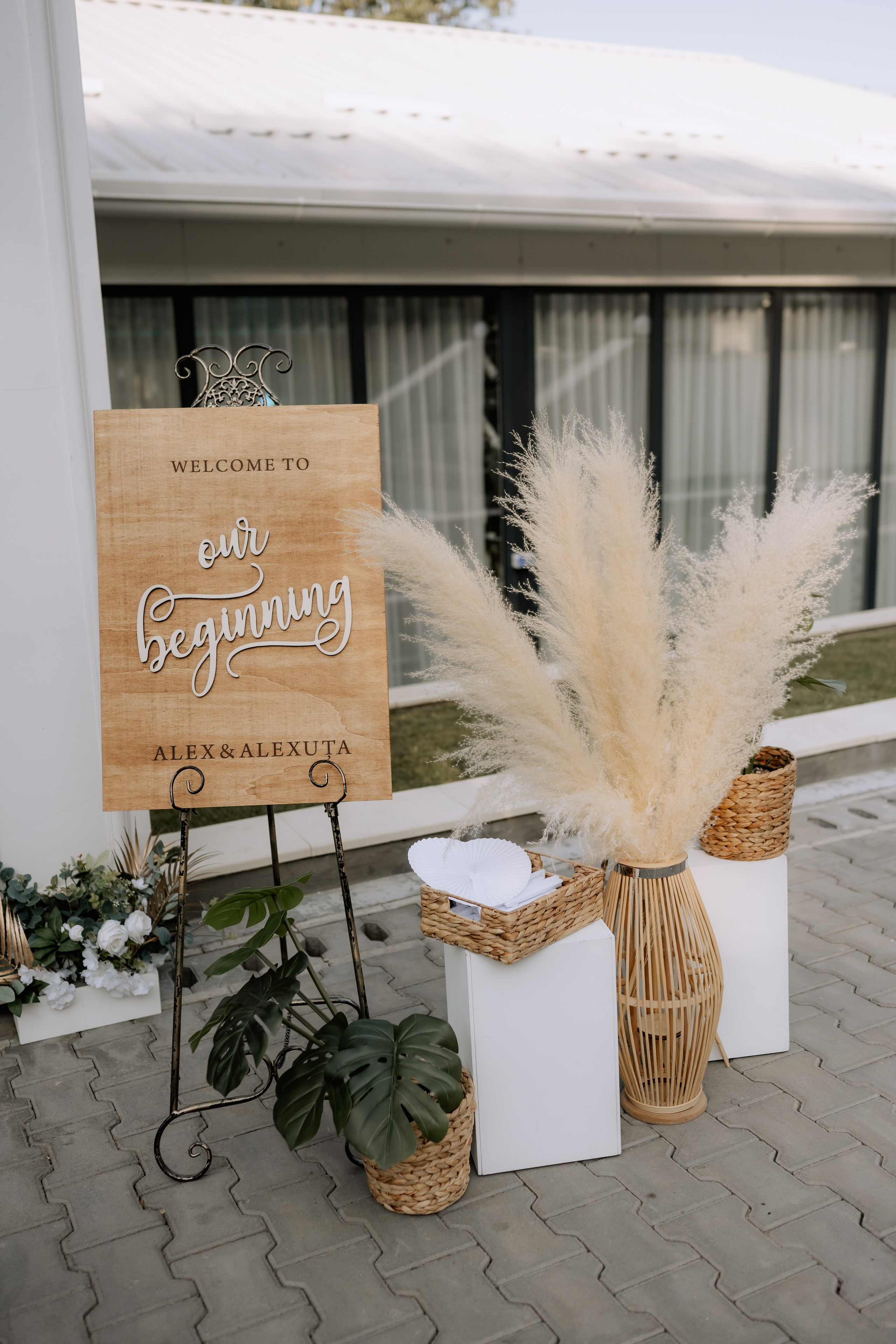 Cununie civila in aer liber , artificii de zi colorate , decor nunta , nunta la Hotel Traian. Proud Vision Weddings | Wedding Photography & Film — Servicii profesionale Foto Video Nunta Iasi