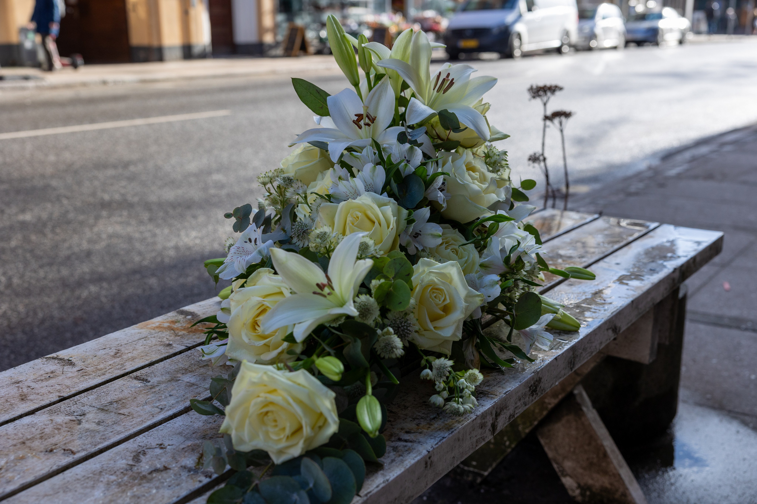 Smuk båredekoration opbygget i oasis med højde og længde på blomsterstilkene. Båredekorationen er elegant kombineret i de creme-hvide nuancer. Et smukt farvel, som lyser kirkegulvet op til alle årstider.