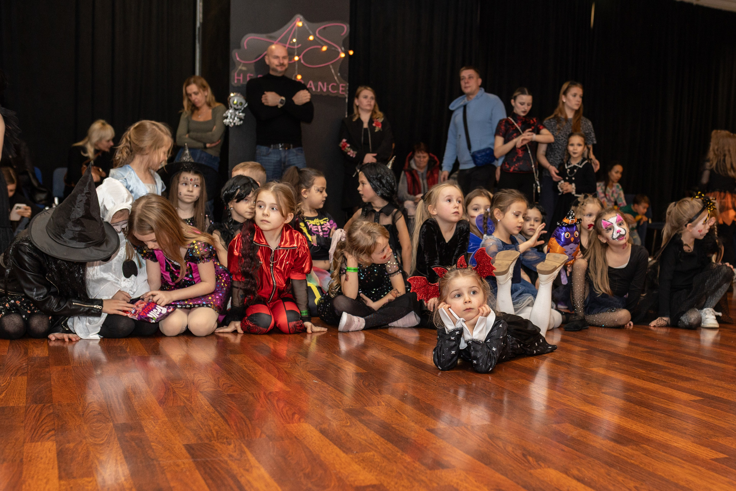 Leo dance studio Helloween 2025. Семейный и детский фотограф в Варшаве Мила Бобровская