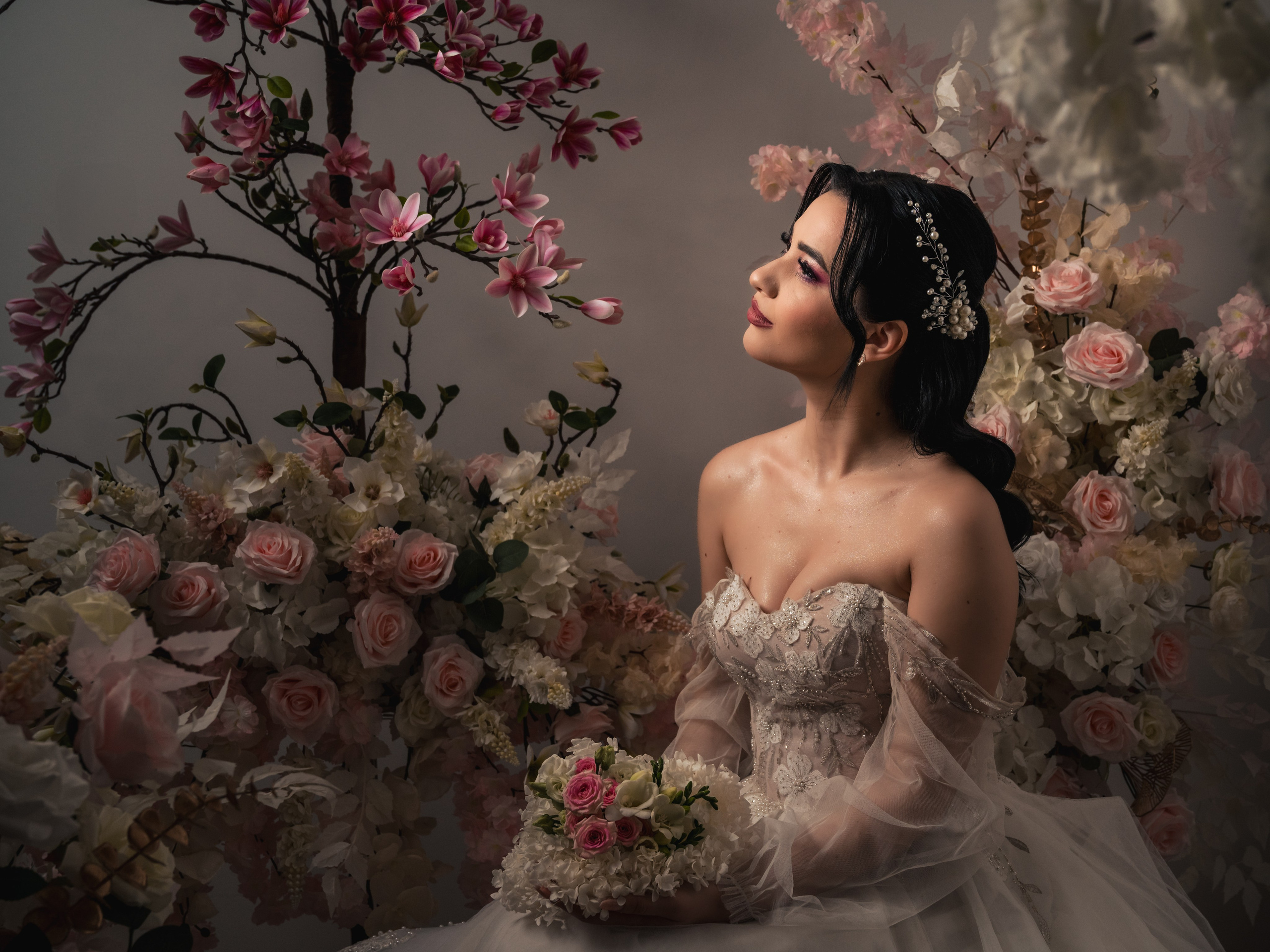 mireasă înconjurată de flori pastel – ședință foto bridal Fine Art