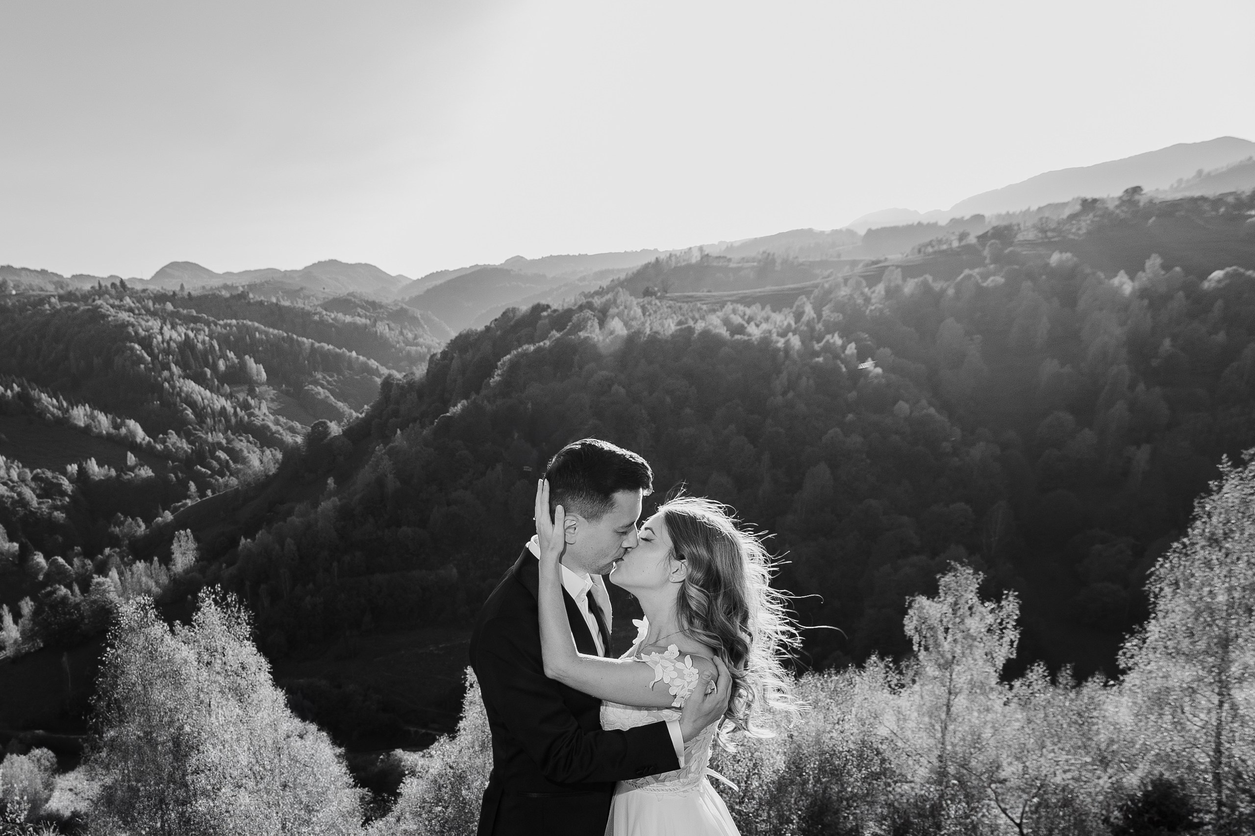 Sedinta foto Trash the dress/After wedding la munte. Fotograf nunta Bucuresti - Manu Ivanciu