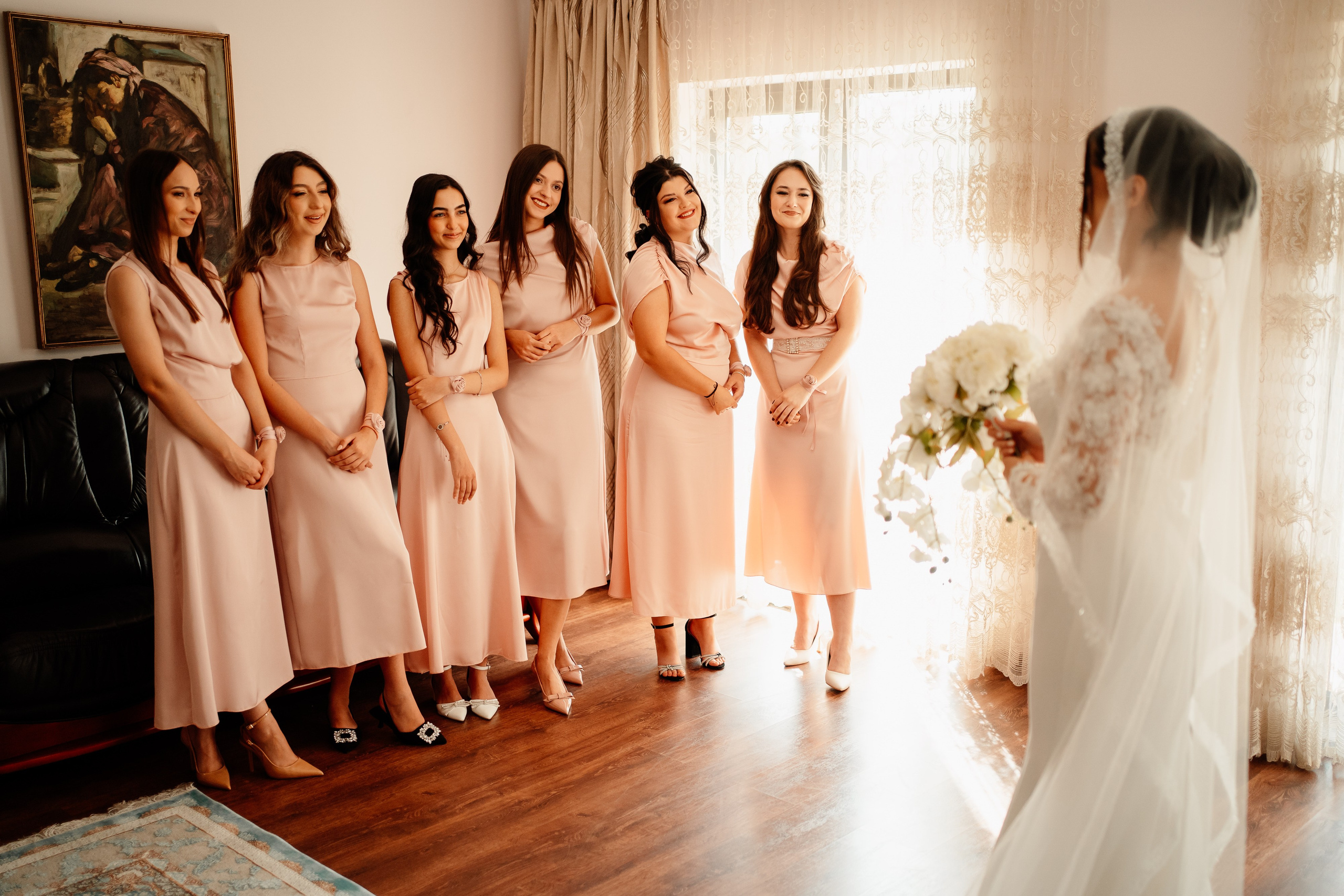 Moment emoționant între miri în ziua nunții, surprins într-un cadru natural și romantic, la Reina Events. Fotografie de nuntă profesională, editată artistic pentru a evidenția emoția și eleganța evenimentului.