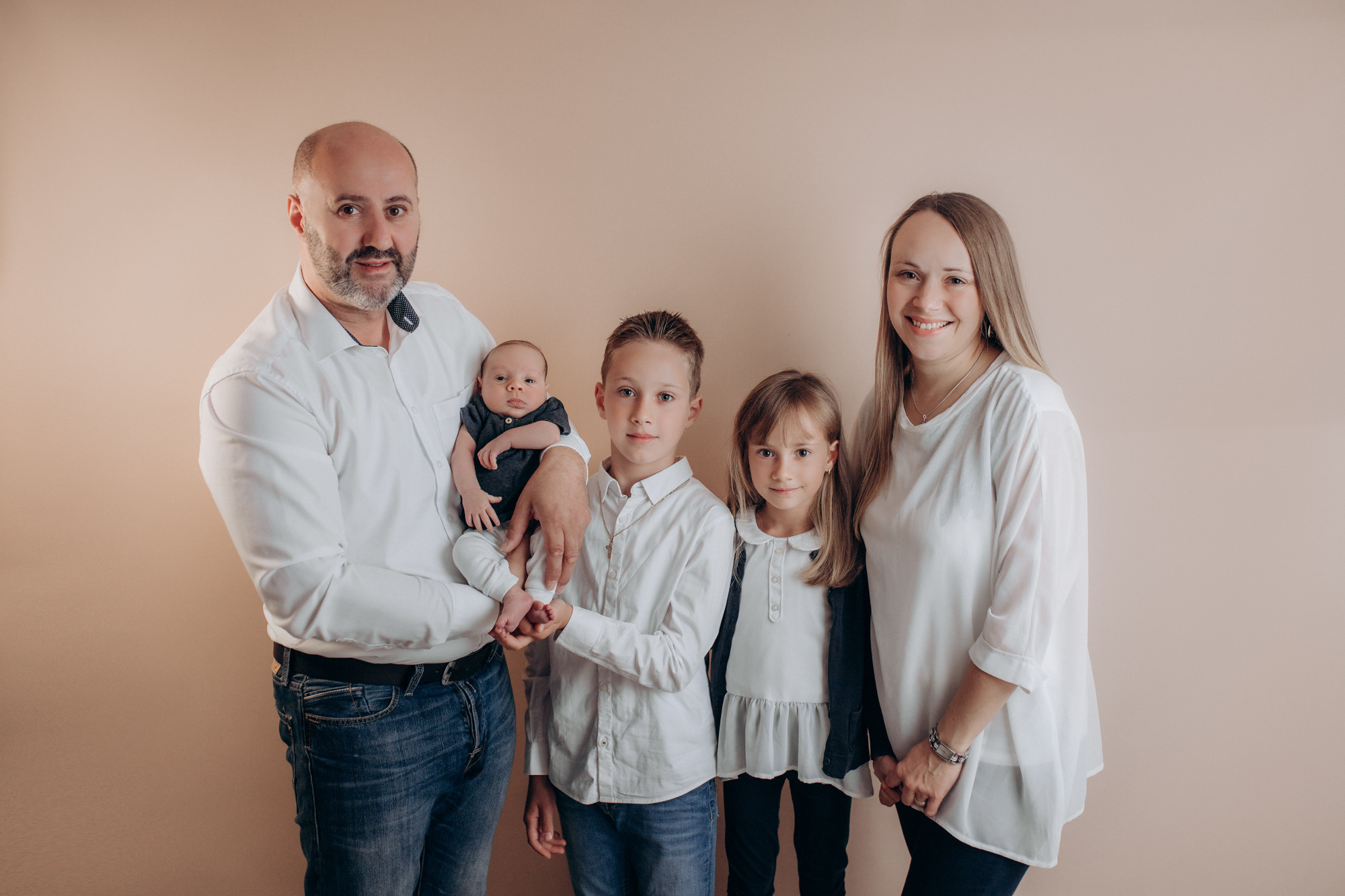 Familienshooting vor einer hellbraunen Leinwand Indoor