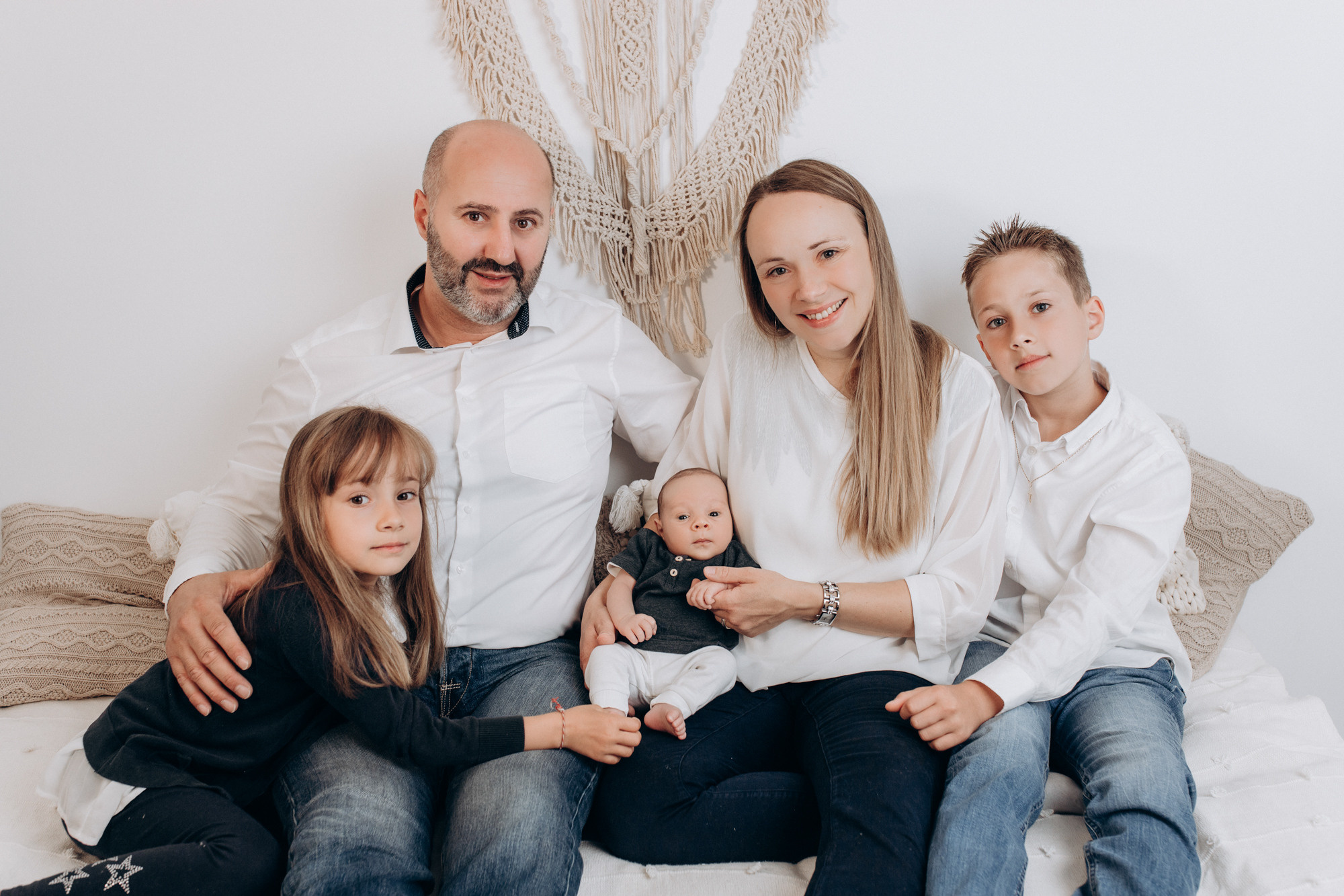 Familienfotos in einem neutralen zeitlosen natürlichen Stil 