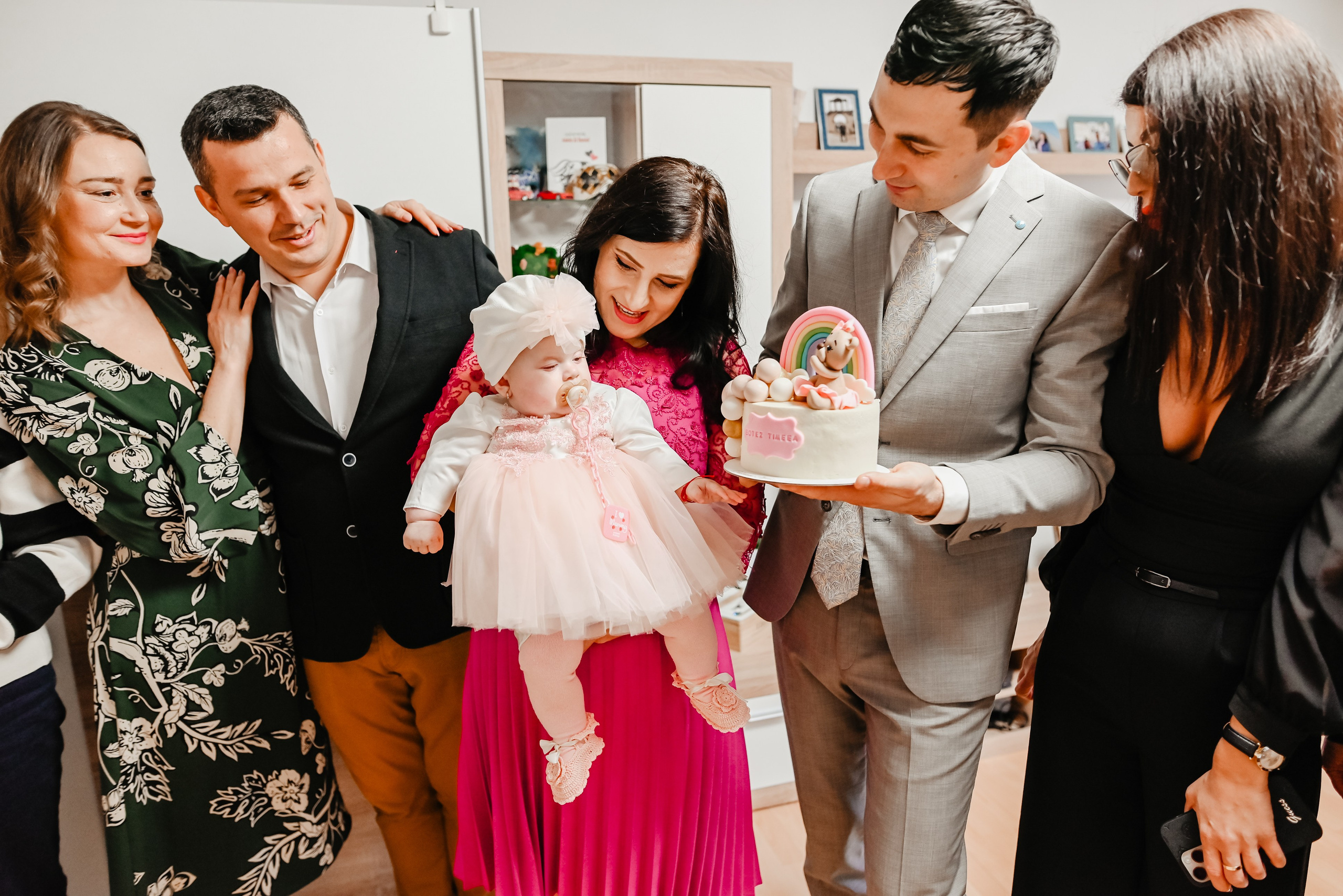 Zâmbete și emoție în brațele nașilor – fotografie semnată Ana Maria Drăgan"