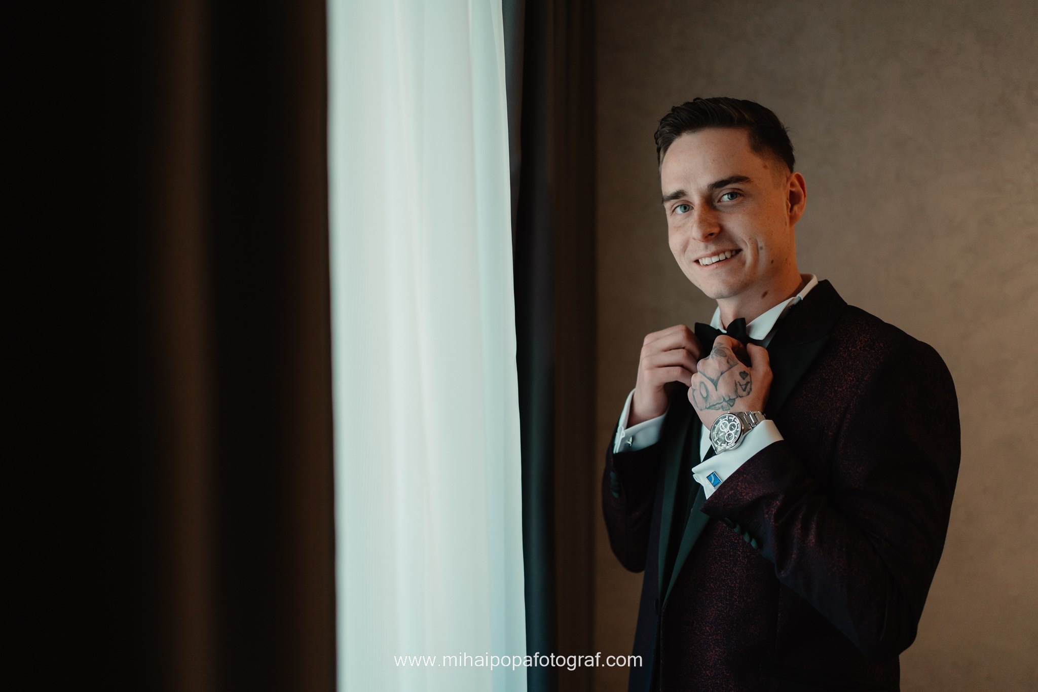 Moment emoționant între miri în ziua nunții, surprins într-un cadru natural și romantic, la Cazinoul Constanta. Fotografie de nuntă profesională, editată artistic pentru a evidenția emoția și eleganța evenimentului.