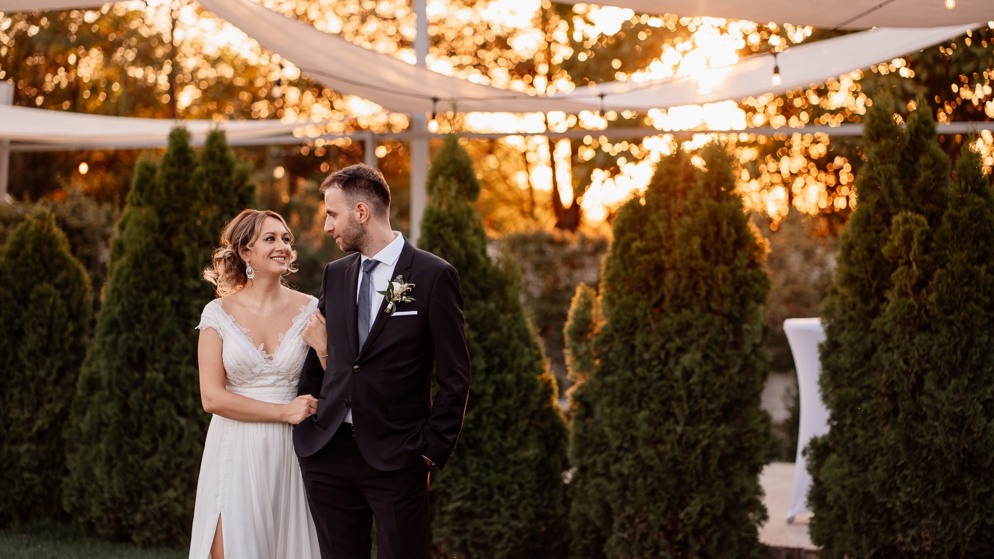Moment emoționant între miri în ziua nunții, surprins într-un cadru natural și romantic, la Conacul din Livada. Fotografie de nuntă profesională, editată artistic pentru a evidenția emoția și eleganța evenimentului.