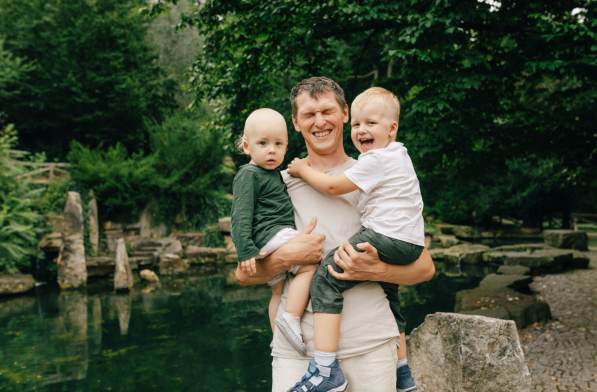 Анна с семьей в парке. Rodinný a svatební fotograf v Praze
