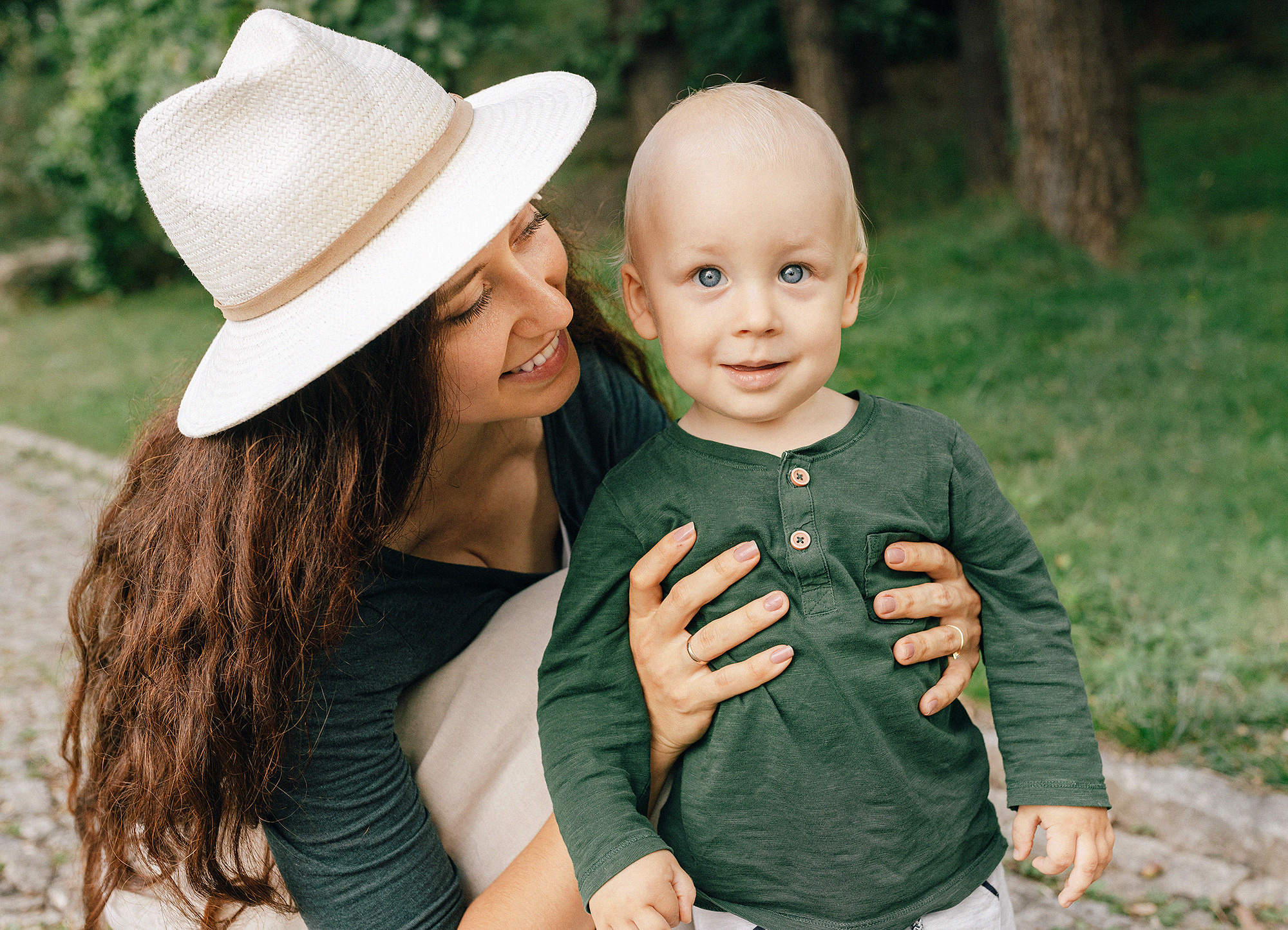 Анна с семьей в парке. Rodinný a svatební fotograf v Praze