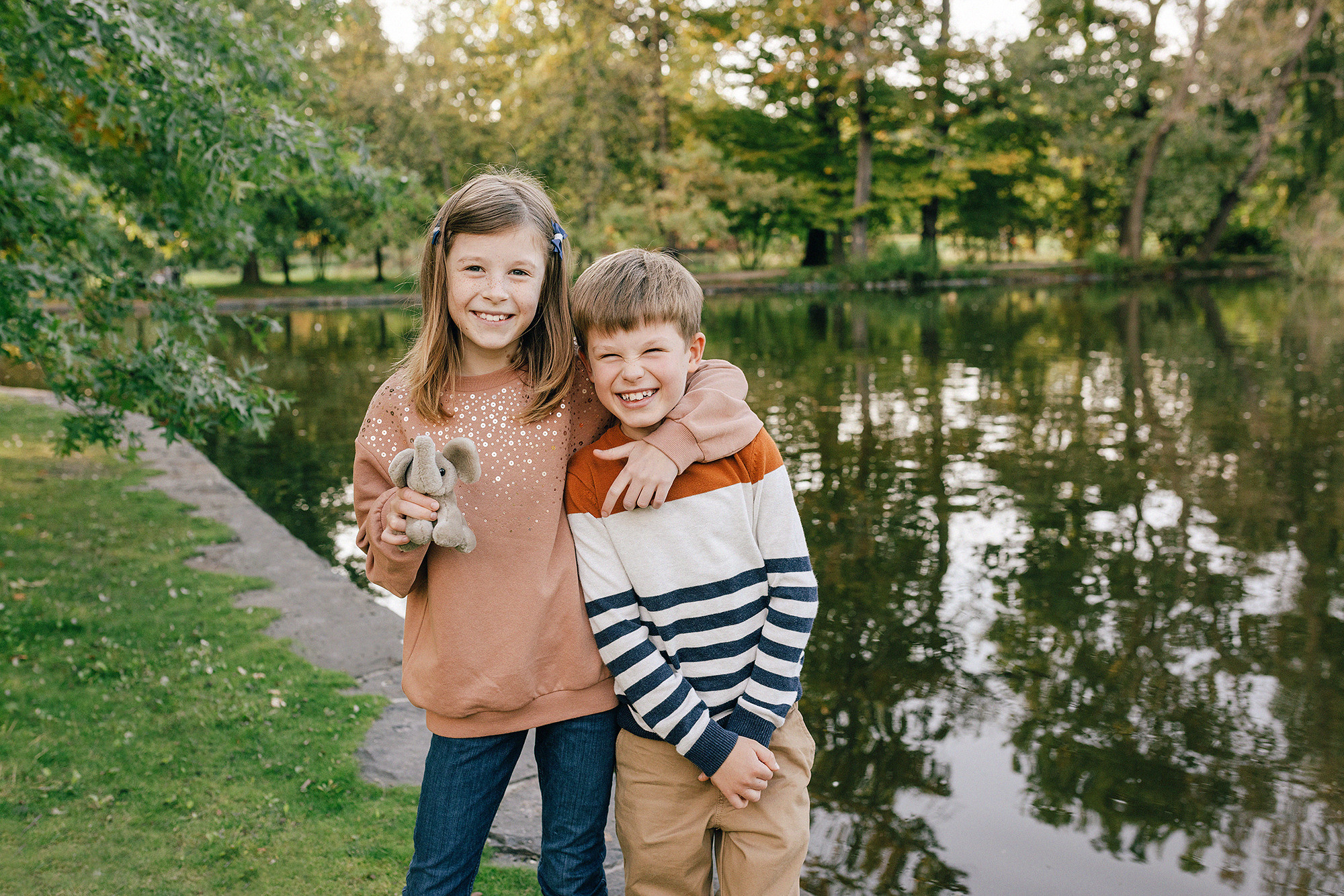 Виолетта и Георгий с детьми в парке. Rodinný a svatební fotograf v Praze