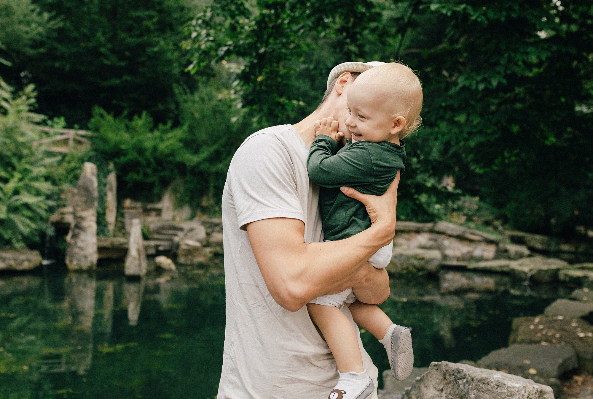 Анна с семьей в парке. Rodinný a svatební fotograf v Praze