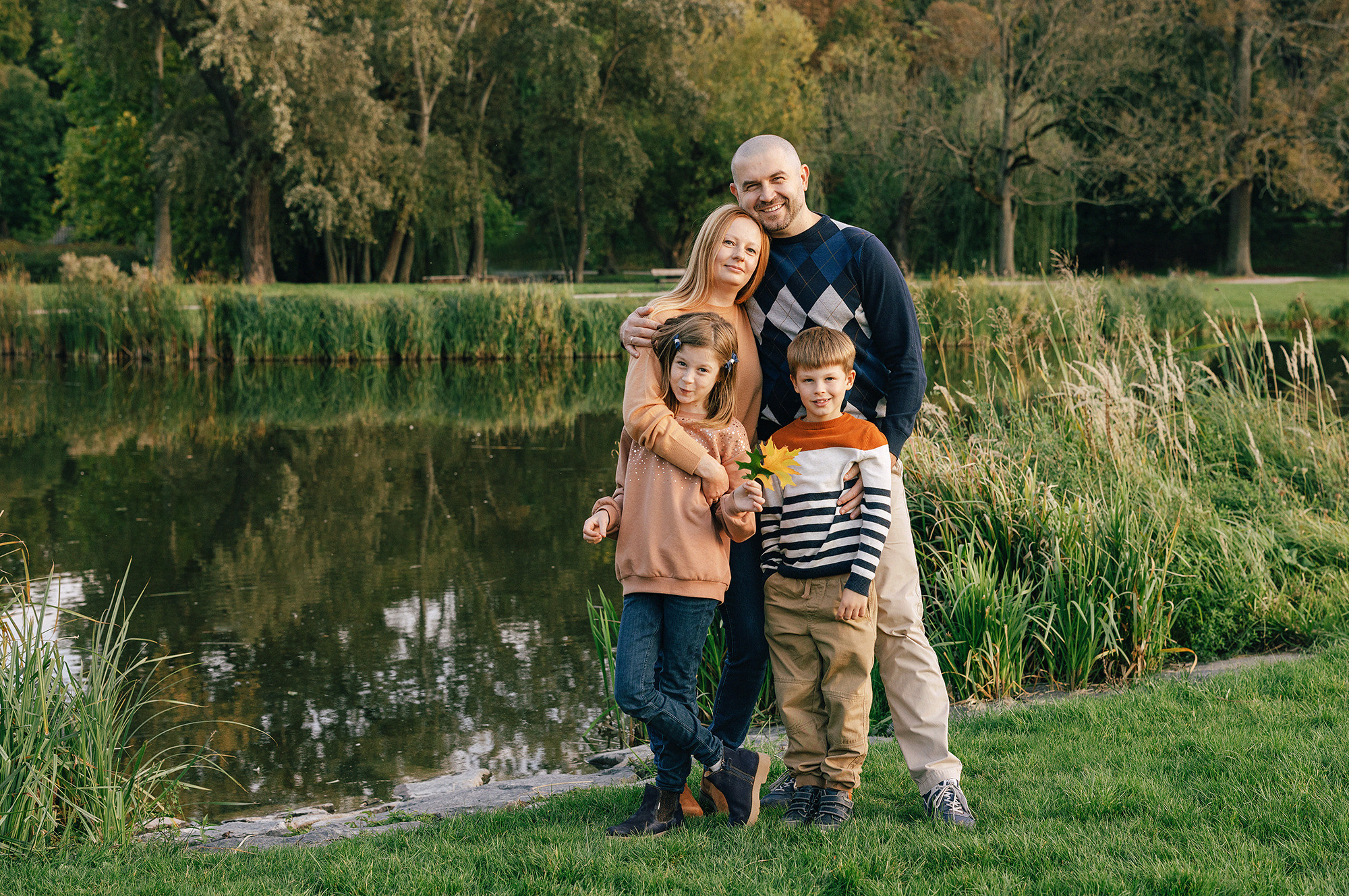Виолетта и Георгий с детьми в парке. Rodinný a svatební fotograf v Praze