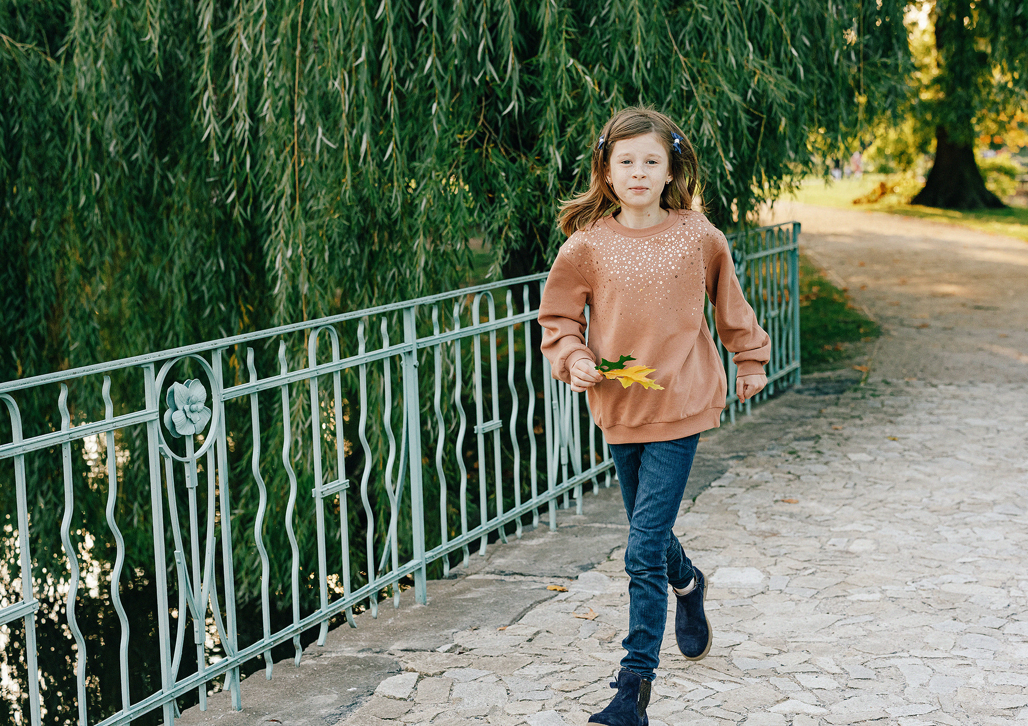 Виолетта и Георгий с детьми в парке. Rodinný a svatební fotograf v Praze