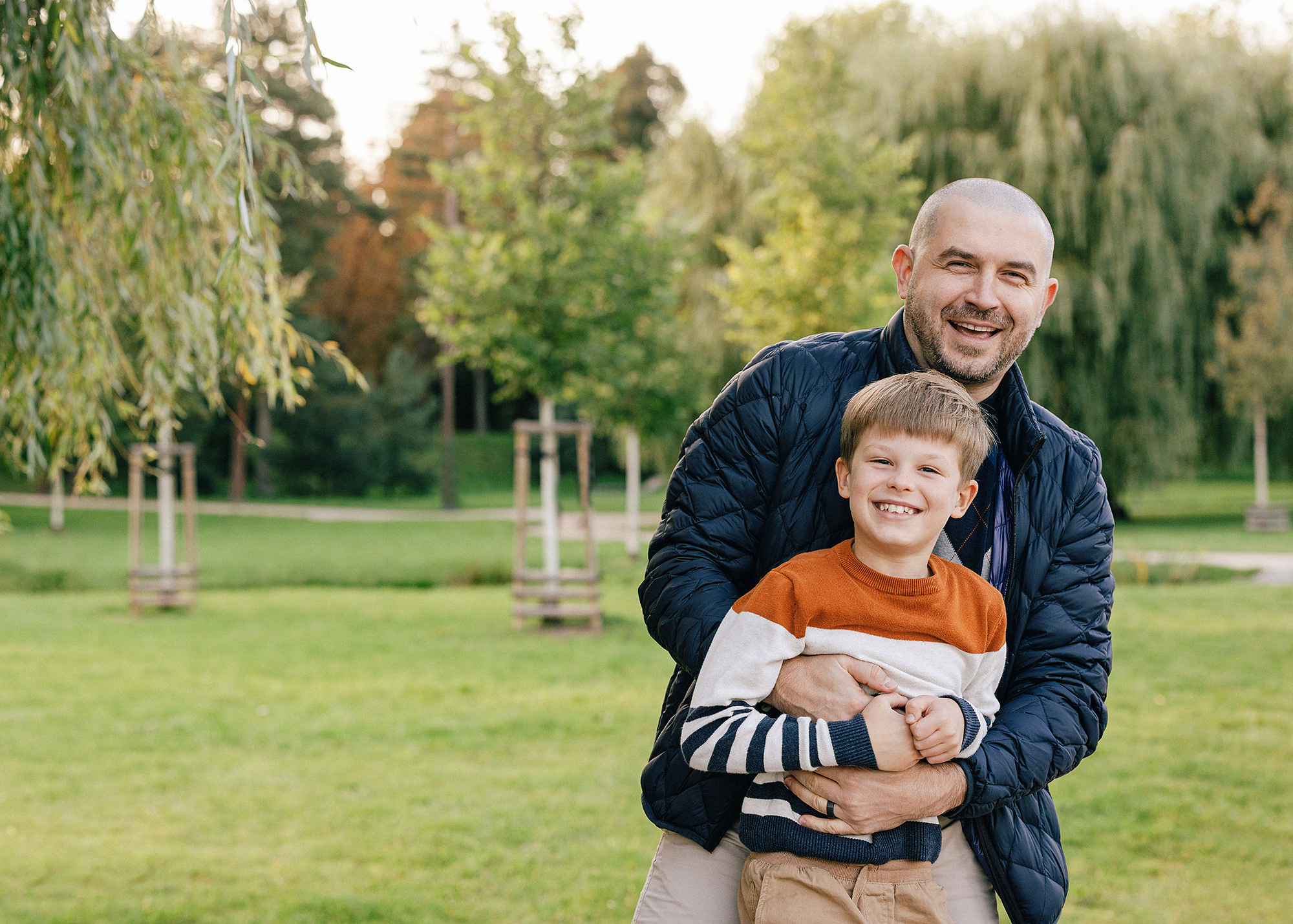 Виолетта и Георгий с детьми в парке. Rodinný a svatební fotograf v Praze