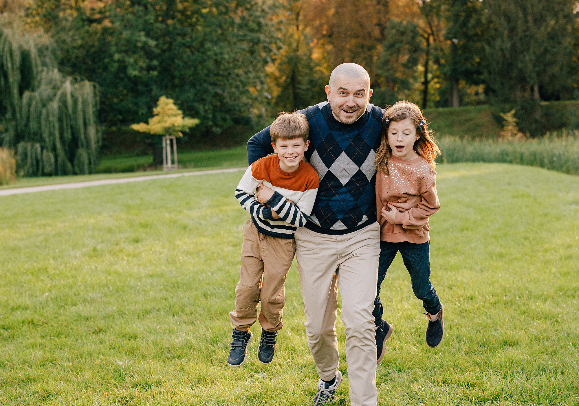 Виолетта и Георгий с детьми в парке. Rodinný a svatební fotograf v Praze