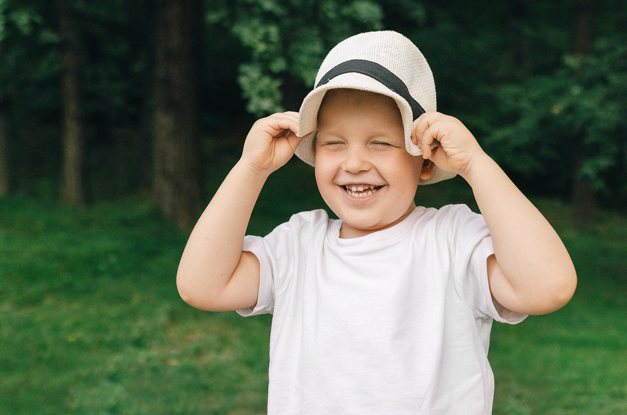 Анна с семьей в парке. Rodinný a svatební fotograf v Praze