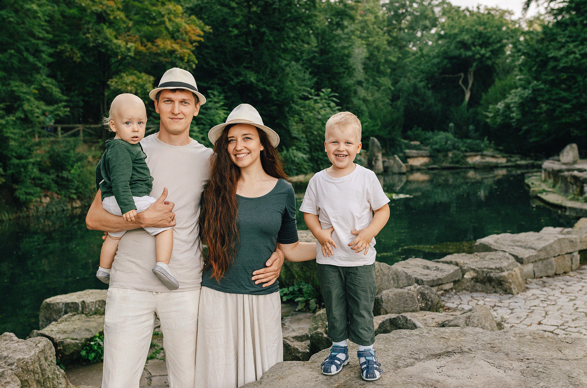 Анна с семьей в парке. Rodinný a svatební fotograf v Praze