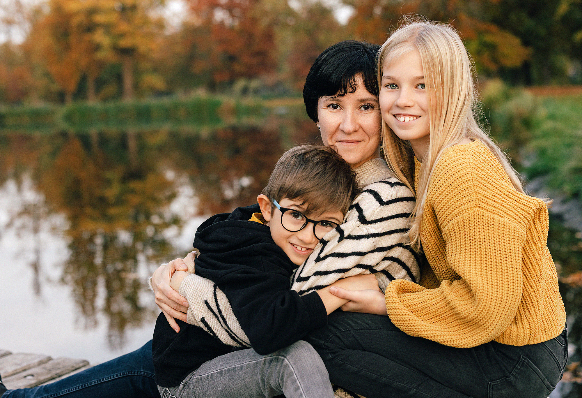 Катя с семьей в осеннем парке. Семейный и свадебный фотограф в Праге Наталья Федори