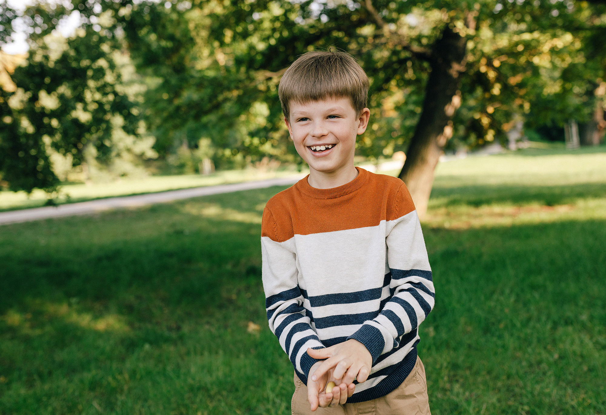 Виолетта и Георгий с детьми в парке. Rodinný a svatební fotograf v Praze