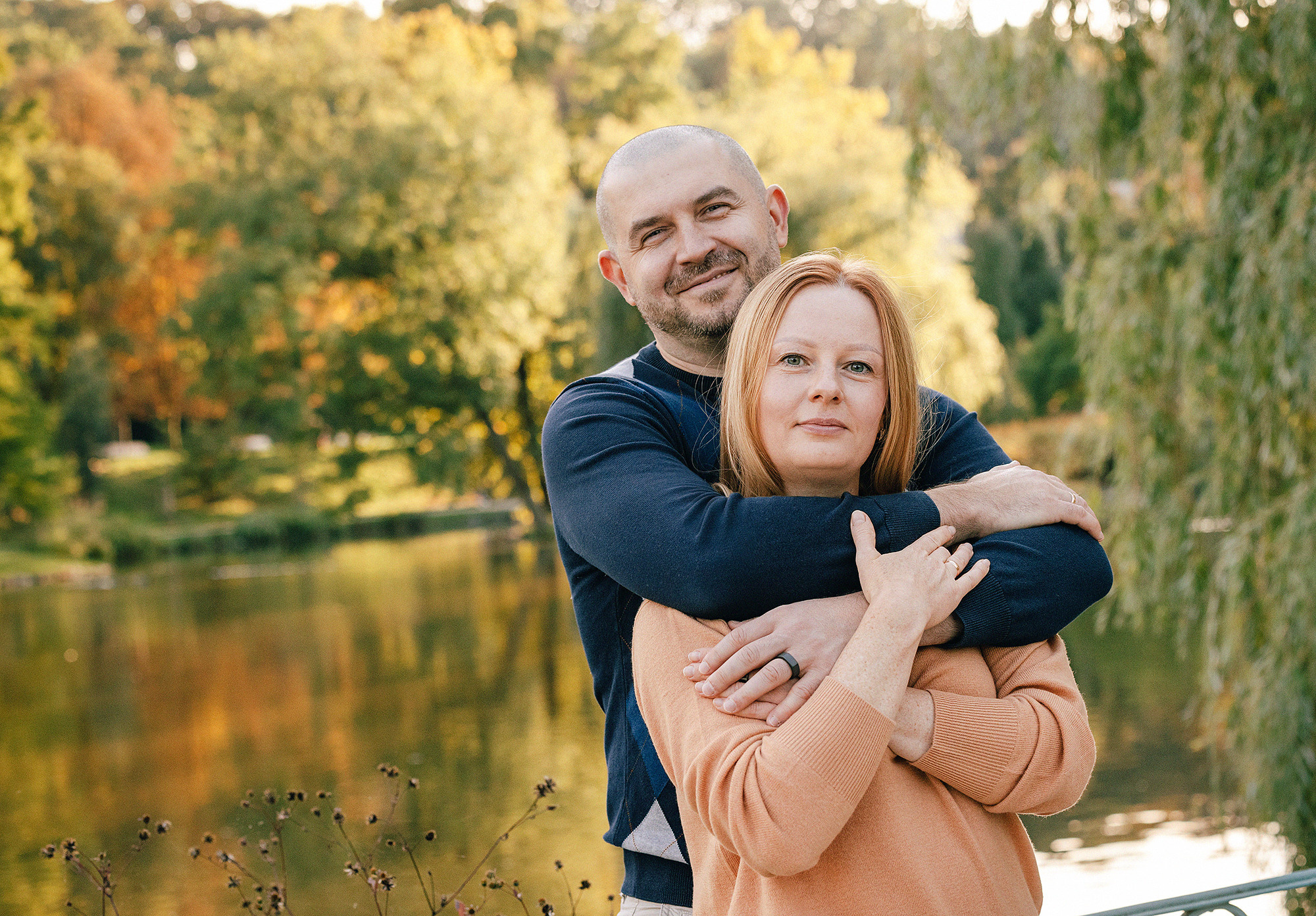 Виолетта и Георгий с детьми в парке. Rodinný a svatební fotograf v Praze