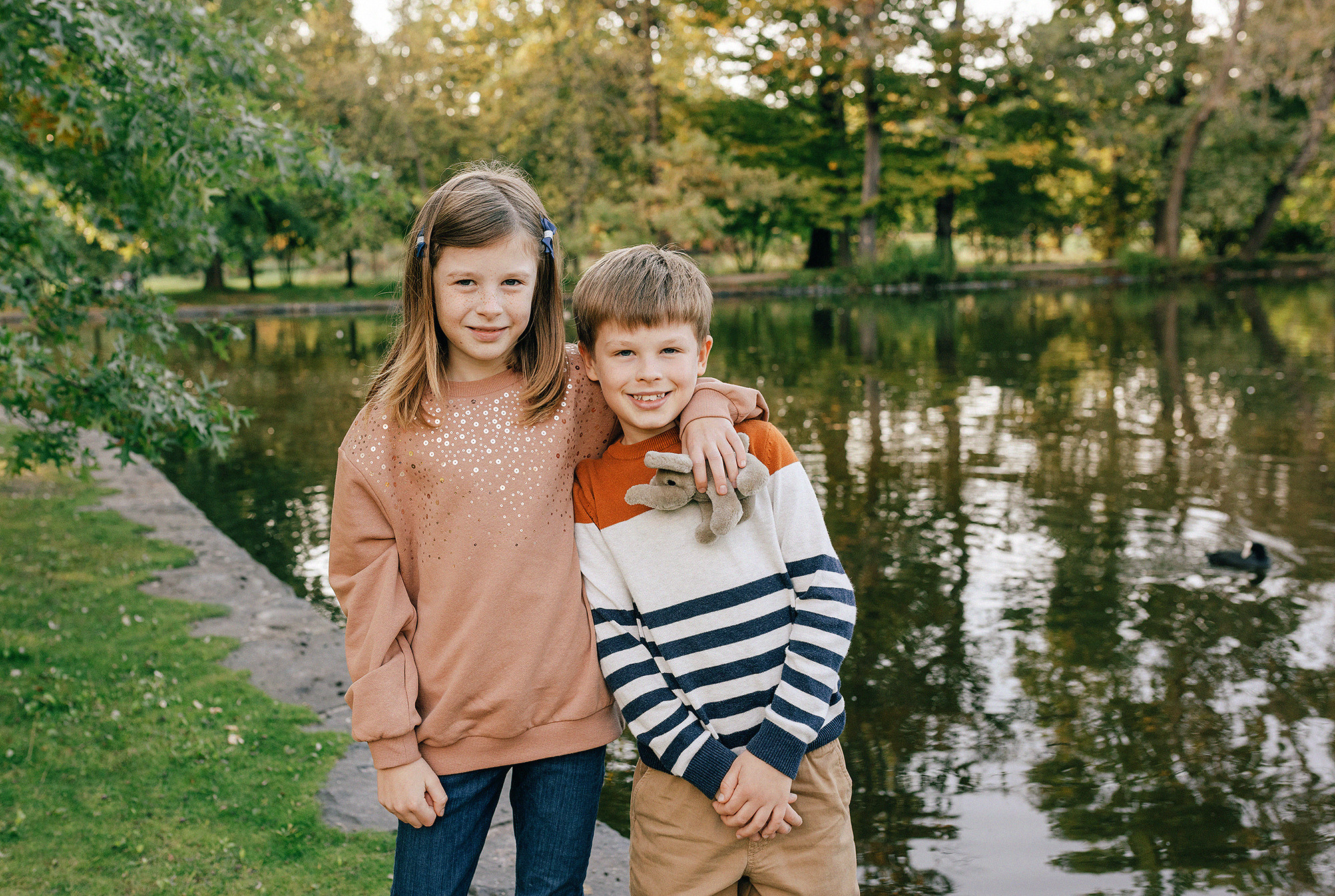 Виолетта и Георгий с детьми в парке. Rodinný a svatební fotograf v Praze