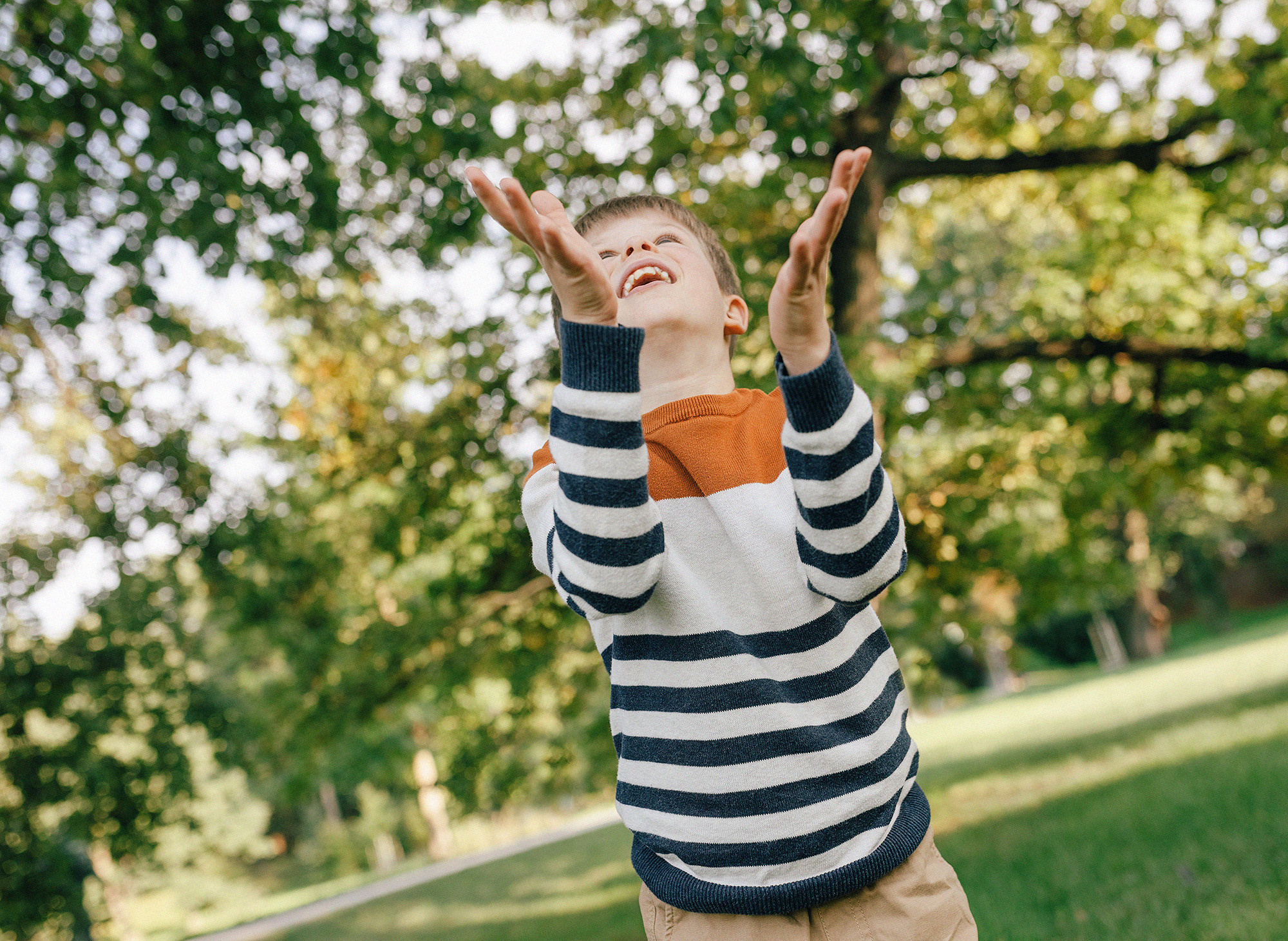 Виолетта и Георгий с детьми в парке. Rodinný a svatební fotograf v Praze