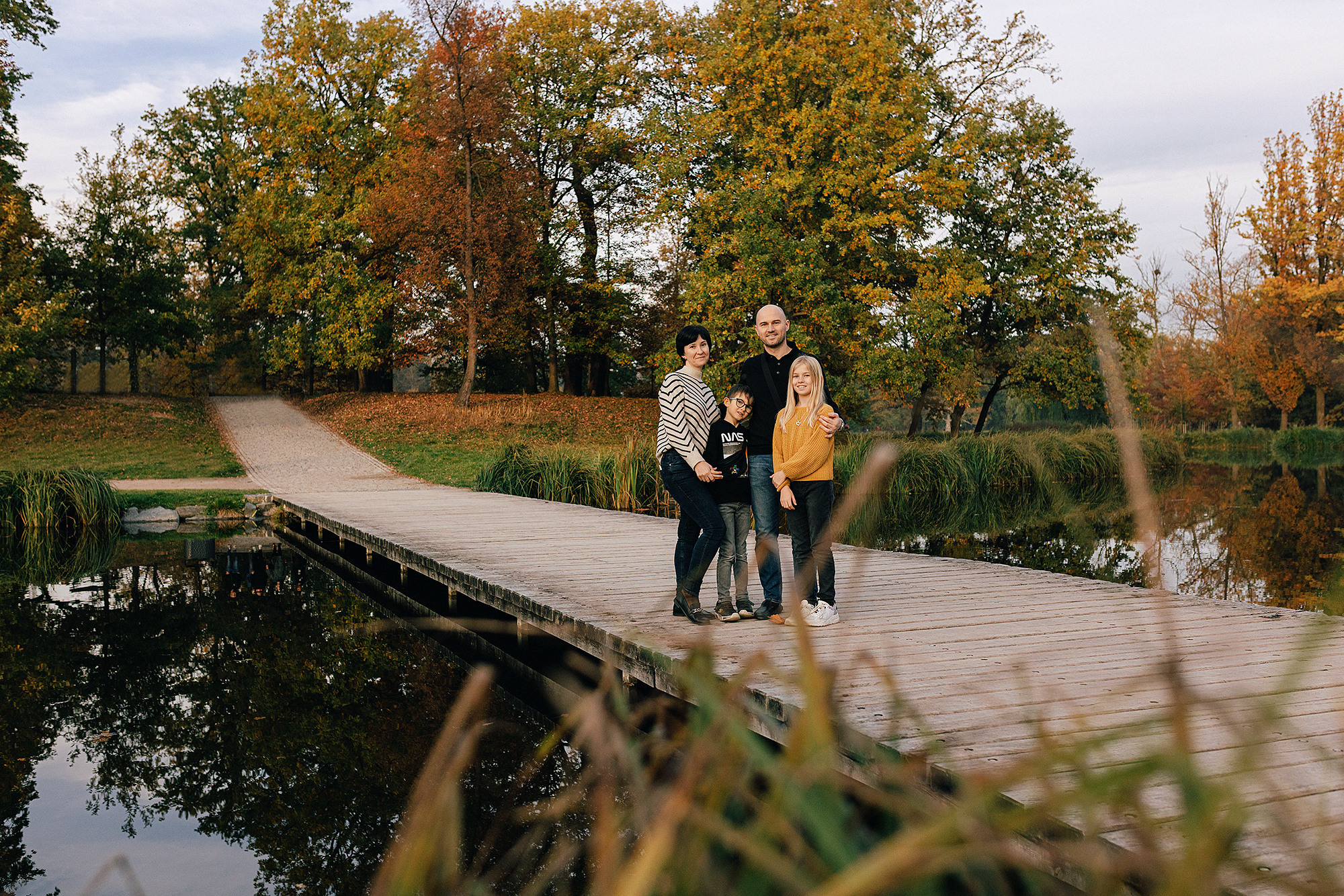 Катя с семьей в осеннем парке. Семейный и свадебный фотограф в Праге Наталья Федори