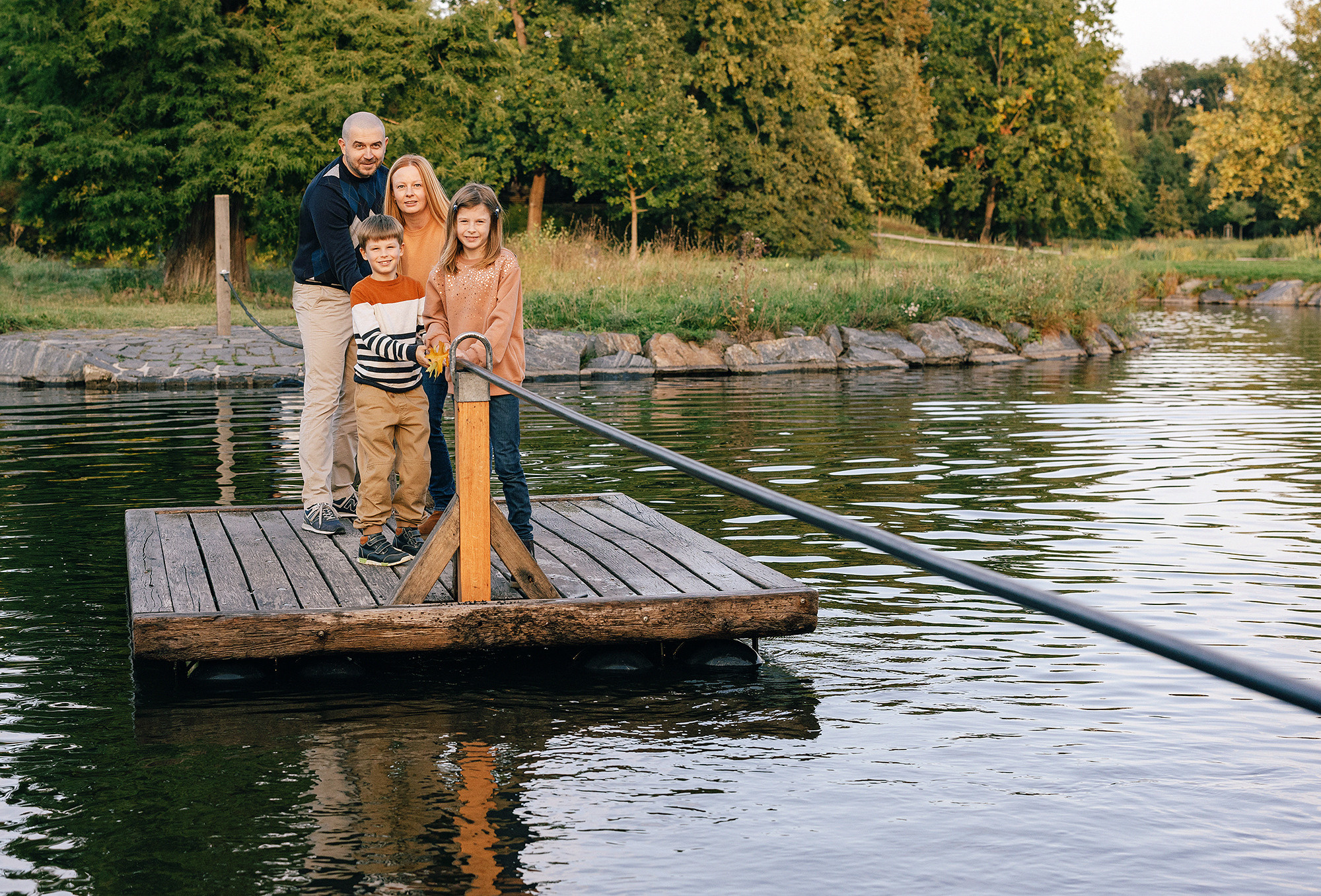 Виолетта и Георгий с детьми в парке. Rodinný a svatební fotograf v Praze