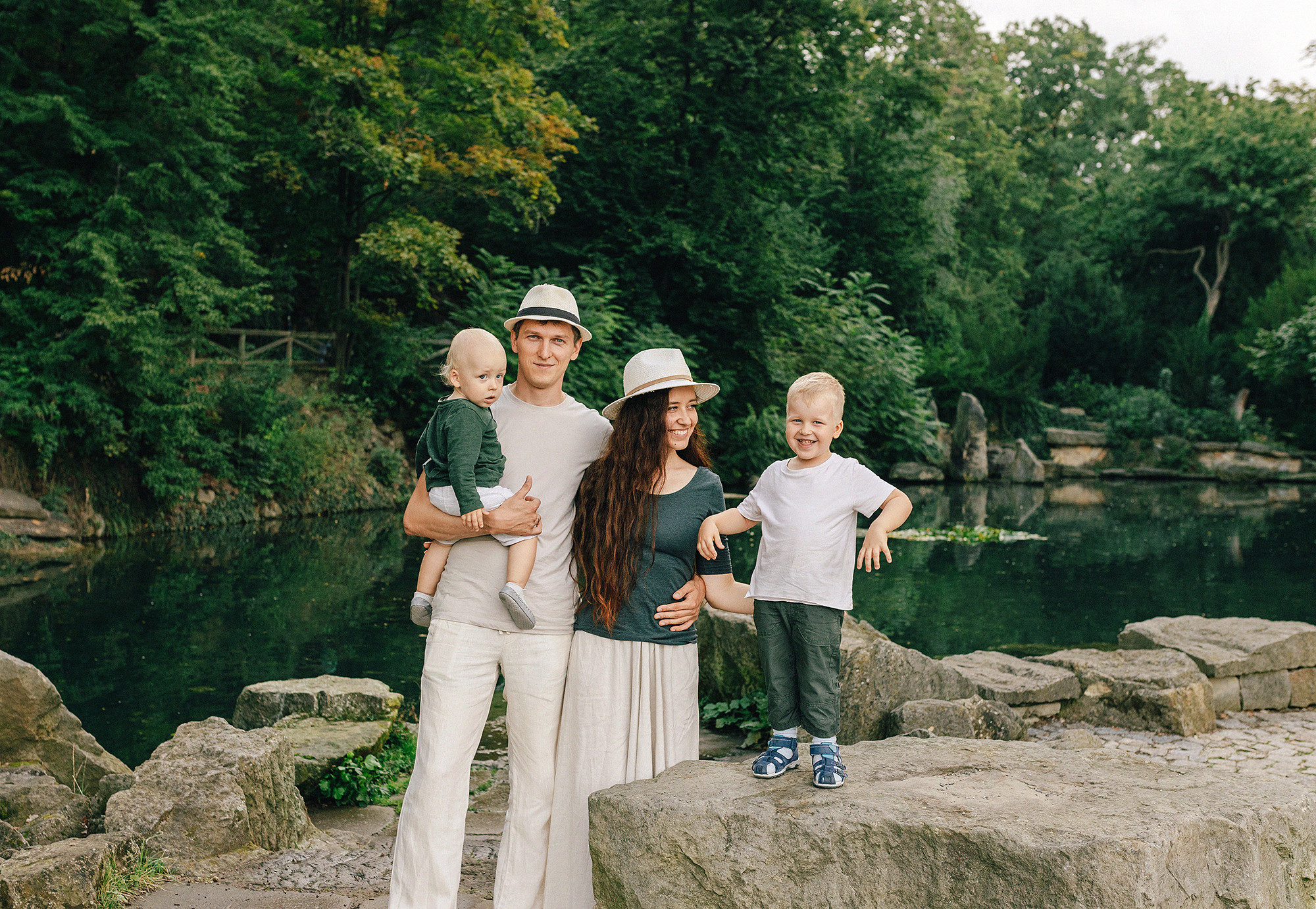 Анна с семьей в парке. Rodinný a svatební fotograf v Praze